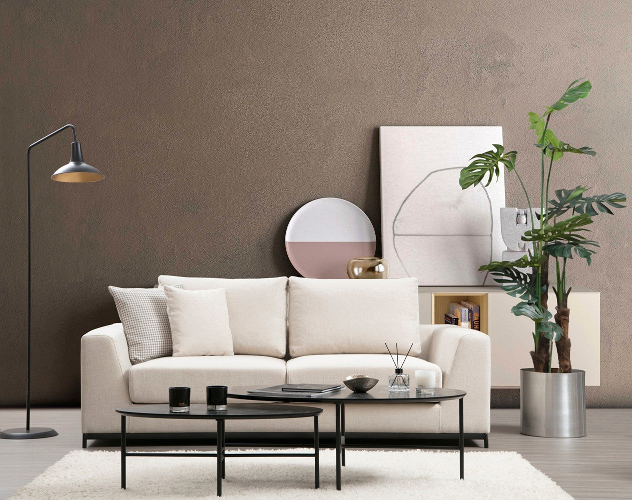 Sofá elegante de 2 lugares, bege, 201 x 102 x 84 cm | Estrutura em madeira de faia e aglomerado, 100% poliéster, almofadas de espuma cinza macia | Design industrial moderno com pernas em preto fosco