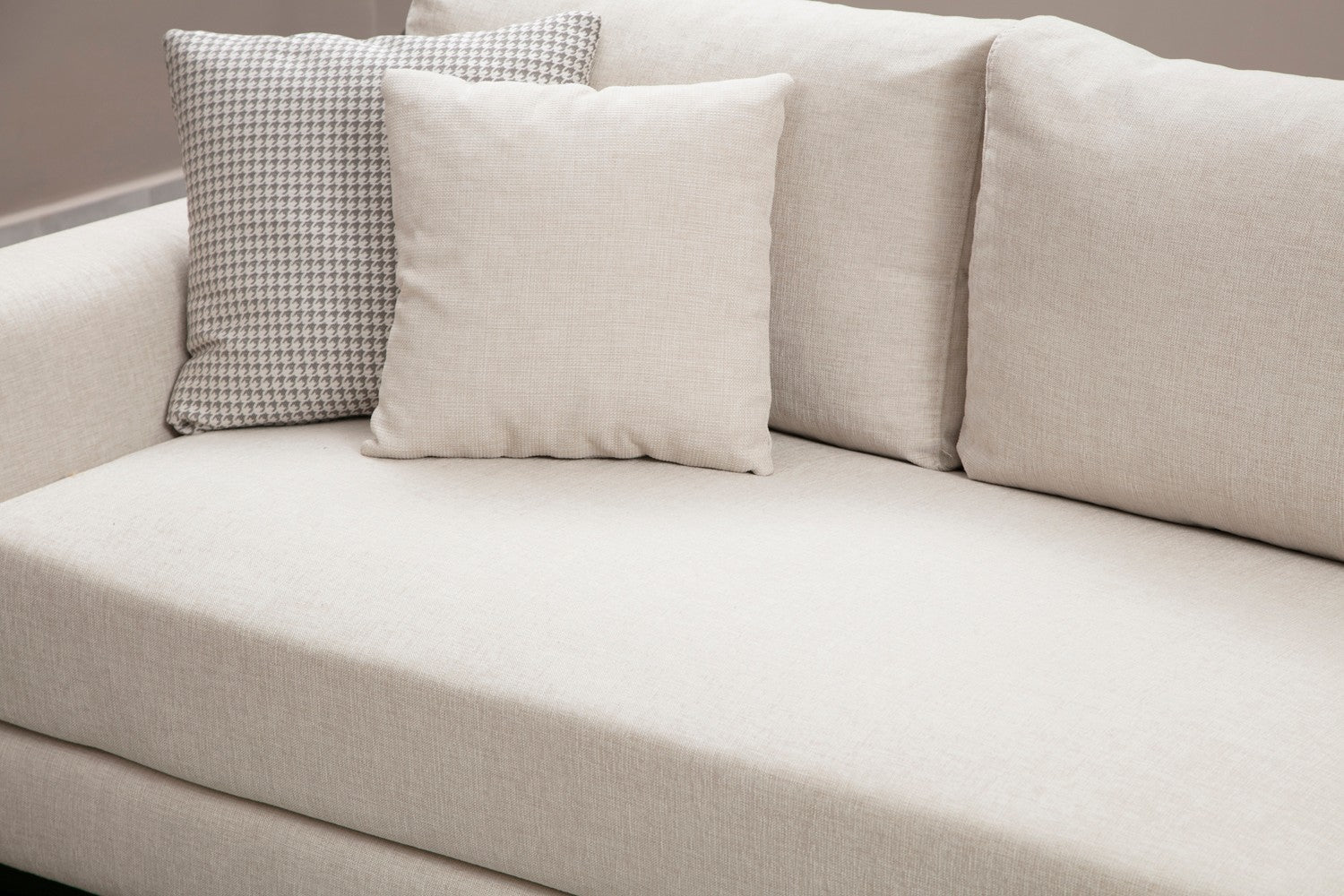 Sofá elegante de 2 lugares, bege, 201 x 102 x 84 cm | Estrutura em madeira de faia e aglomerado, 100% poliéster, almofadas de espuma cinza macia | Design industrial moderno com pernas em preto fosco