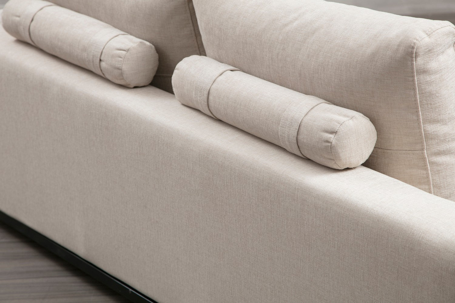 Sofá elegante de 2 lugares, bege, 201 x 102 x 84 cm | Estrutura em madeira de faia e aglomerado, 100% poliéster, almofadas de espuma cinza macia | Design industrial moderno com pernas em preto fosco