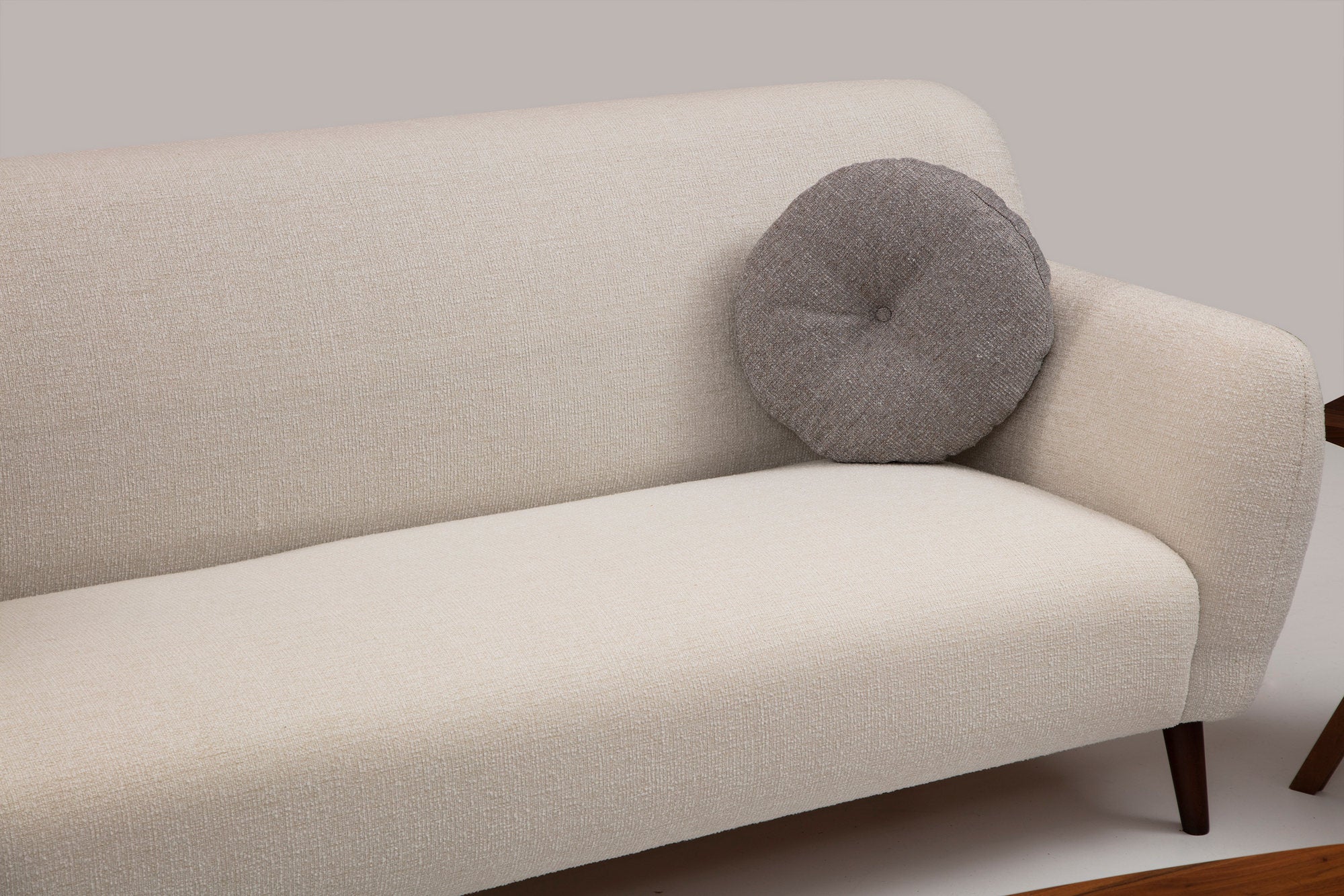 Sofá elegante de 3 lugares, bege, 220 cm | Estrutura em madeira de faia, 100% poliéster, almofadas de espuma macia, inclui 2 travesseiros | Perfeito para salas de estar modernas