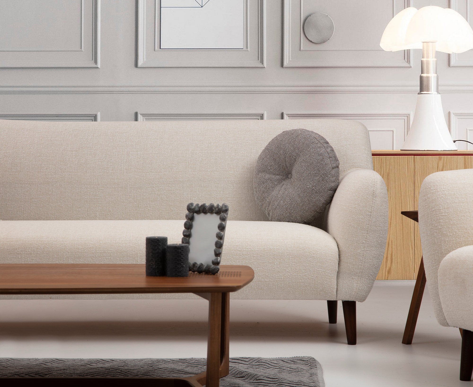 Sofá elegante de 3 lugares, bege, 220 cm | Estrutura em madeira de faia, 100% poliéster, almofadas de espuma macia, inclui 2 travesseiros | Perfeito para salas de estar modernas