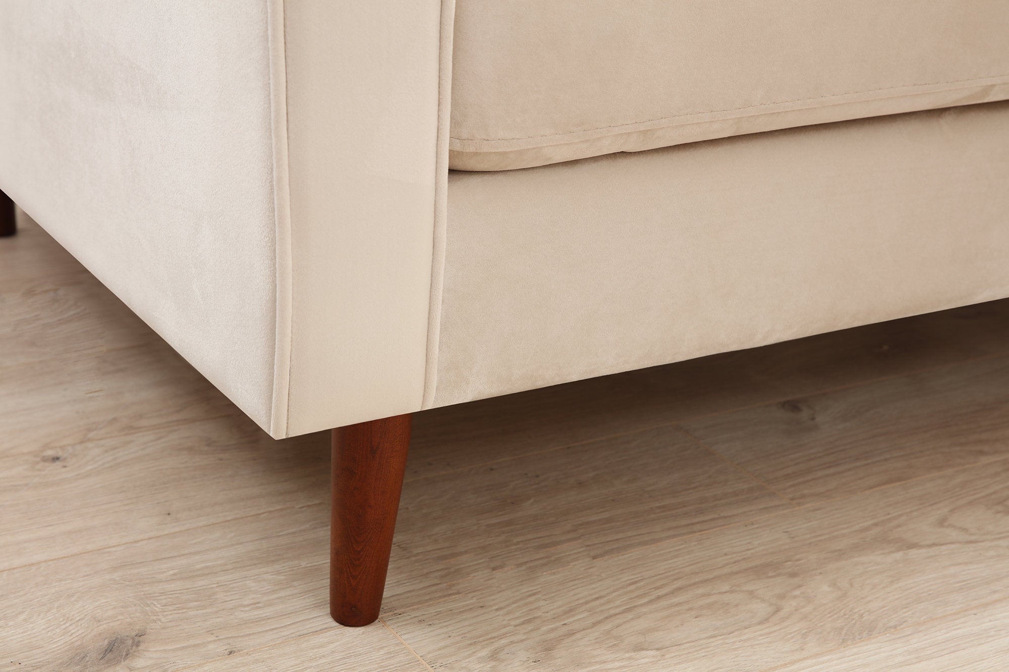 Sofá elegante de 3 lugares, bege, 215 cm | Estrutura em madeira de faia e aglomerado, 100% poliéster, 2 almofadas incluídas | Perfeito para salas de estar escandinavas modernas