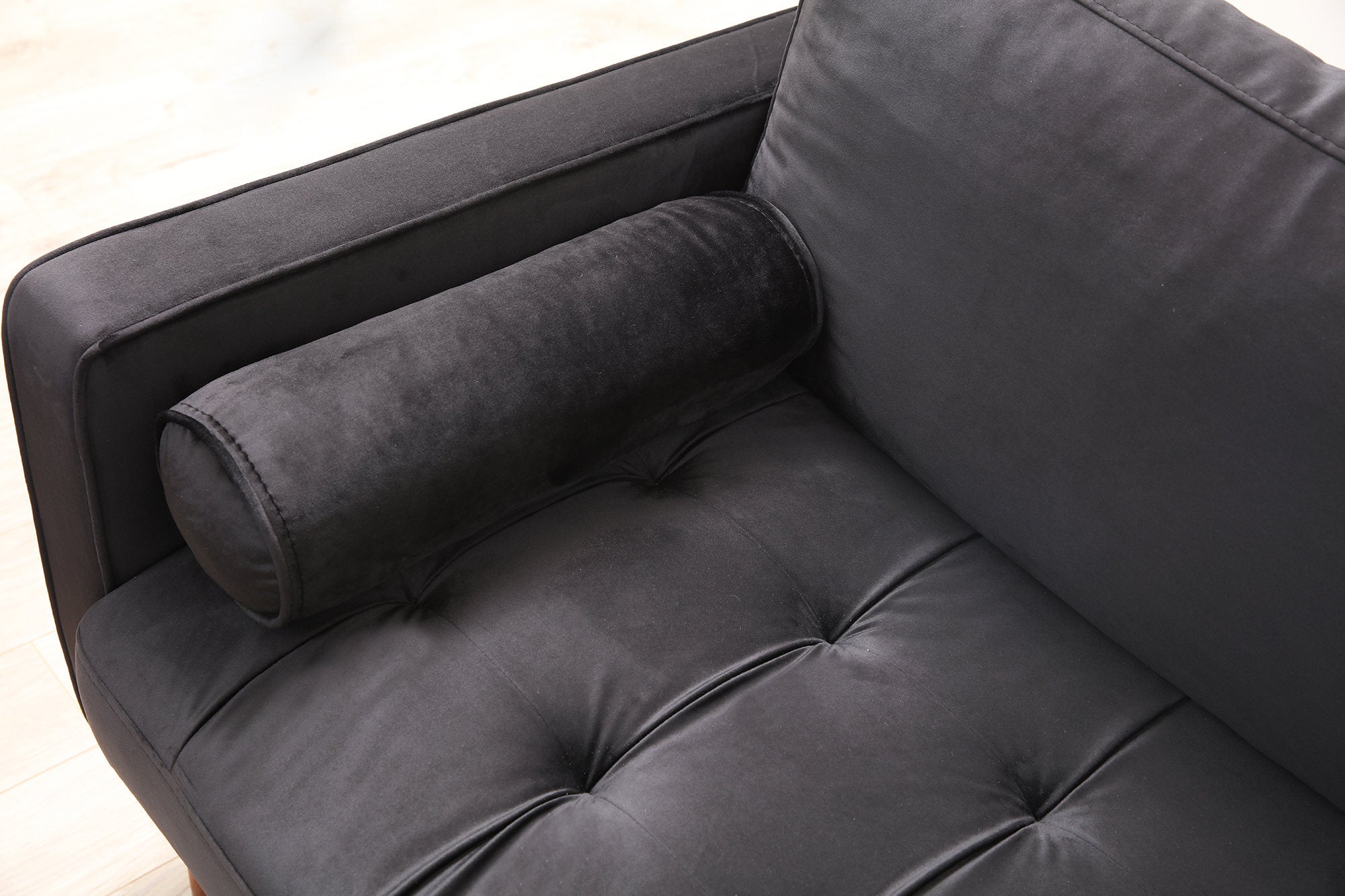 Sofá elegante de 3 lugares, estrutura de madeira de faia e aglomerado, 215 cm | 100% poliéster, espuma cinza e almofadas de silicone | Design elegante em preto e carvalho, perfeito para espaços modernos