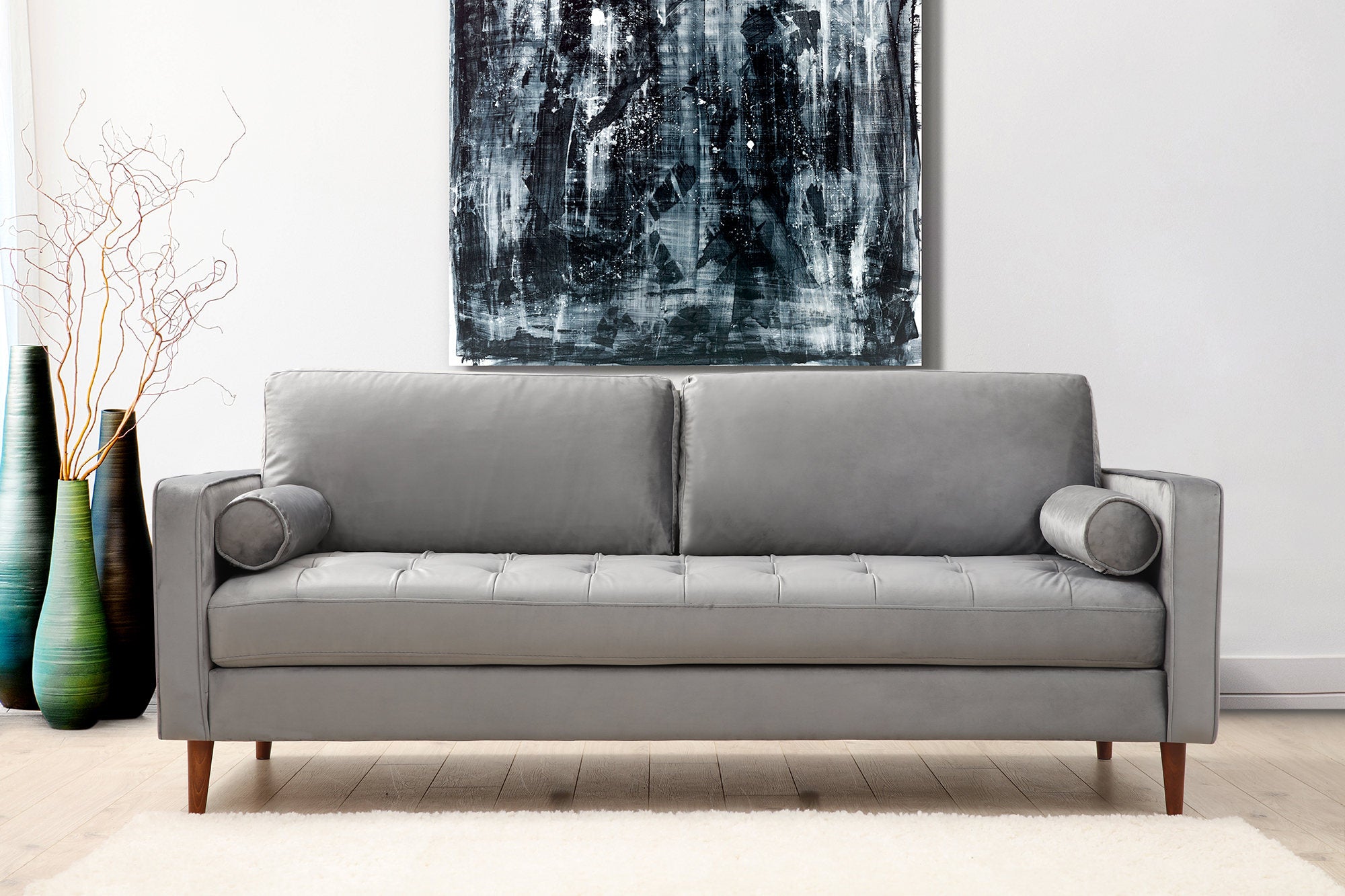 Sofá elegante de 3 lugares, cinza claro, 215 x 90 x 70 cm | Estrutura em madeira de faia, 100% poliéster, pernas em nogueira | Almofadas de espuma confortáveis e 2 travesseiros incluídos