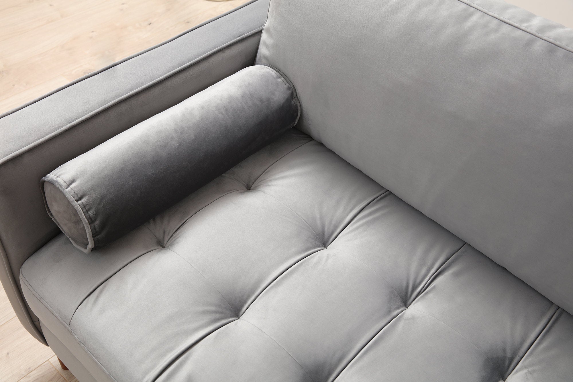 Sofá elegante de 3 lugares, cinza claro, 215 x 90 x 70 cm | Estrutura em madeira de faia, 100% poliéster, pernas em nogueira | Almofadas de espuma confortáveis e 2 travesseiros incluídos