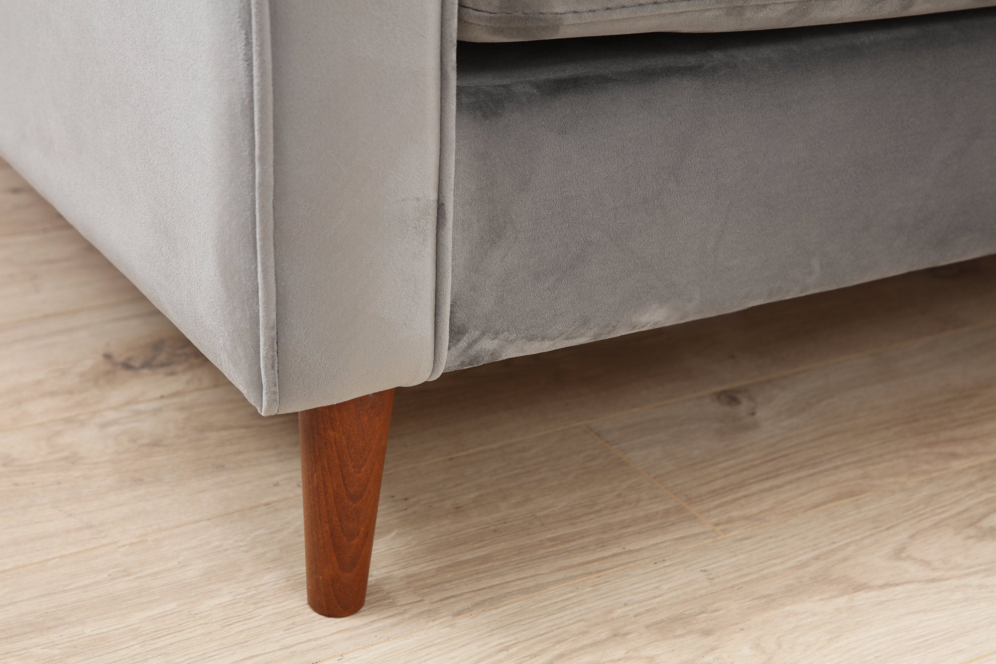Sofá elegante de 3 lugares, cinza claro, 215 x 90 x 70 cm | Estrutura em madeira de faia, 100% poliéster, pernas em nogueira | Almofadas de espuma confortáveis e 2 travesseiros incluídos