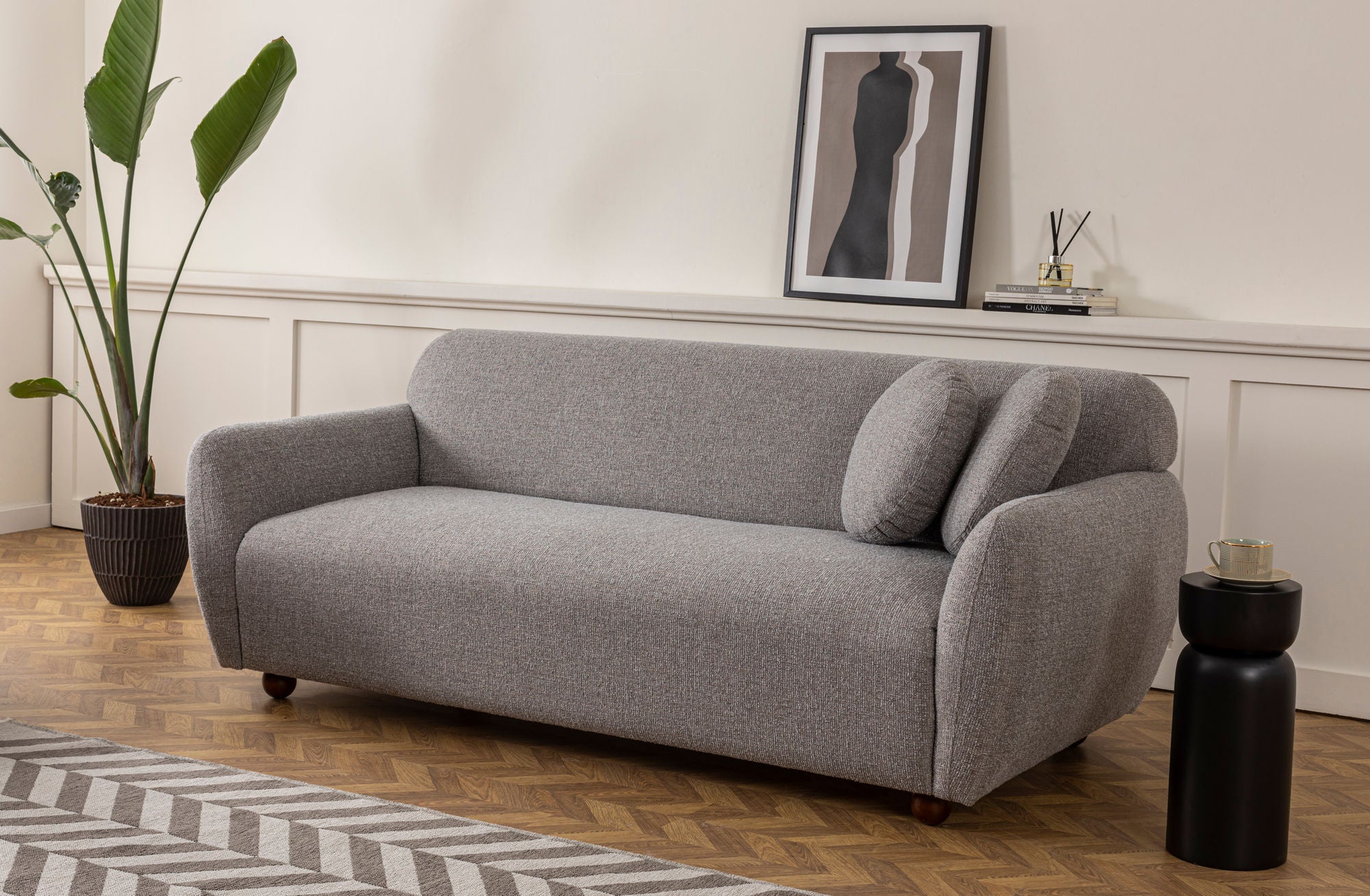 Sofá elegante de 3 lugares, cinza claro, 223 x 83 x 86 cm | Estrutura em madeira de faia, 100% poliéster, pernas em nogueira | Inclui 2 almofadas, perfeito para salas de estar modernas