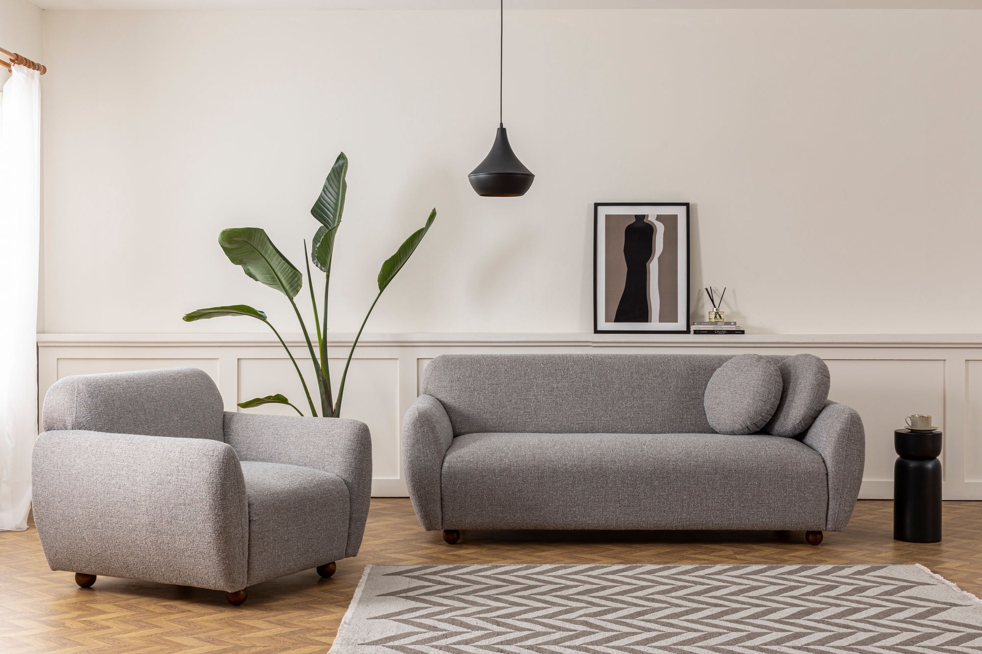 Sofá elegante de 3 lugares, cinza claro, 223 x 83 x 86 cm | Estrutura em madeira de faia, 100% poliéster, pernas em nogueira | Inclui 2 almofadas, perfeito para salas de estar modernas