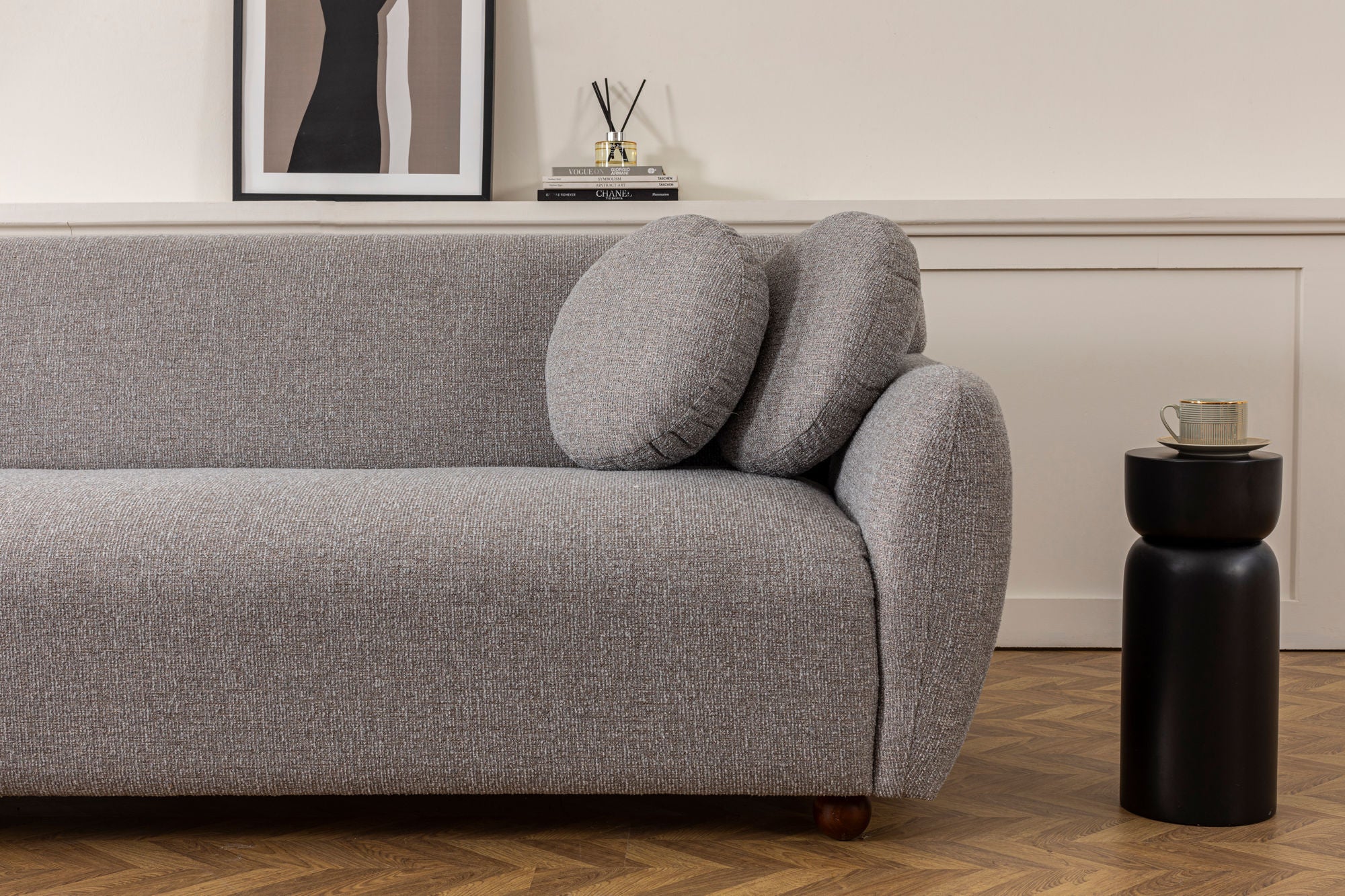 Sofá elegante de 3 lugares, cinza claro, 223 x 83 x 86 cm | Estrutura em madeira de faia, 100% poliéster, pernas em nogueira | Inclui 2 almofadas, perfeito para salas de estar modernas