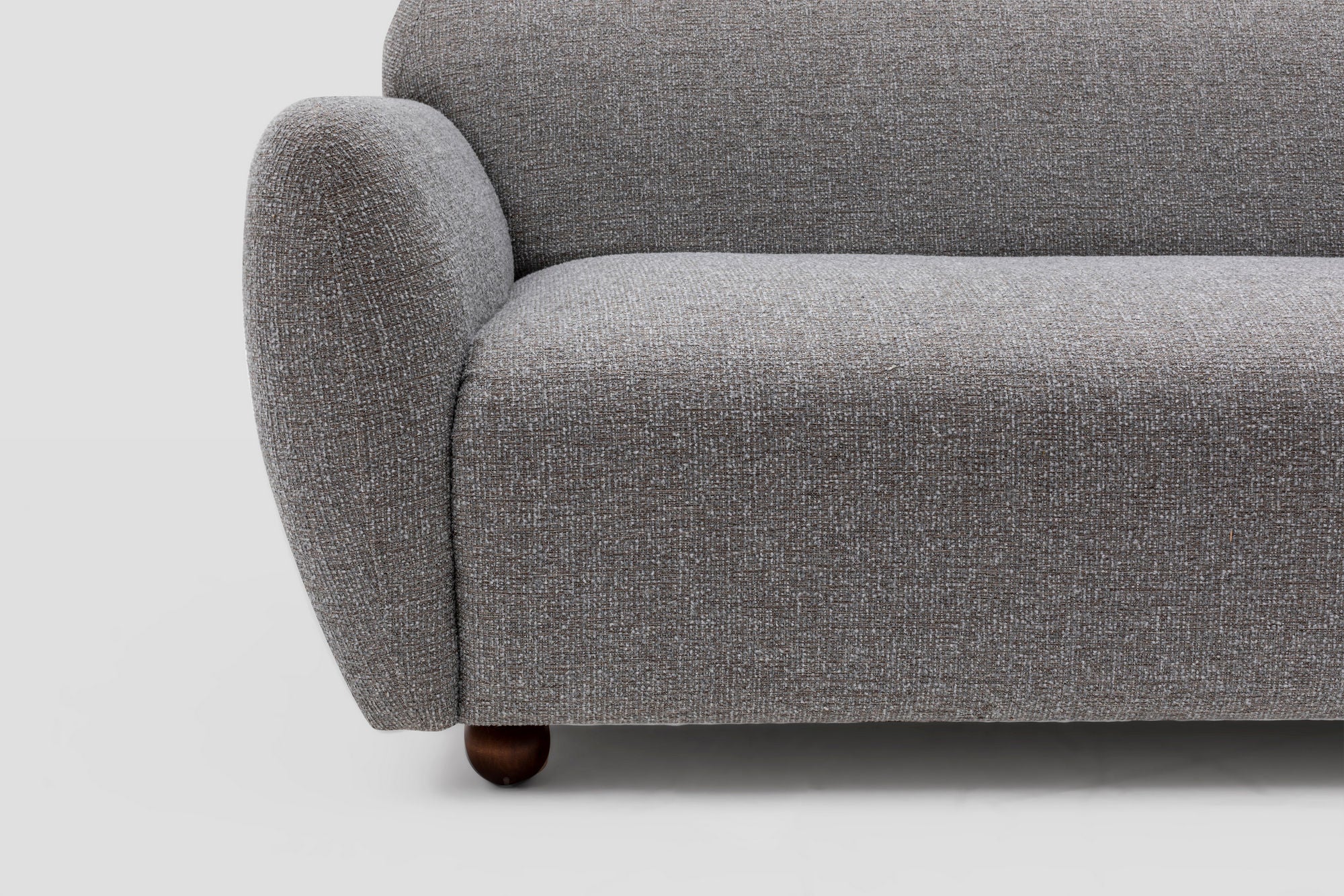 Sofá elegante de 3 lugares, cinza claro, 223 x 83 x 86 cm | Estrutura em madeira de faia, 100% poliéster, pernas em nogueira | Inclui 2 almofadas, perfeito para salas de estar modernas