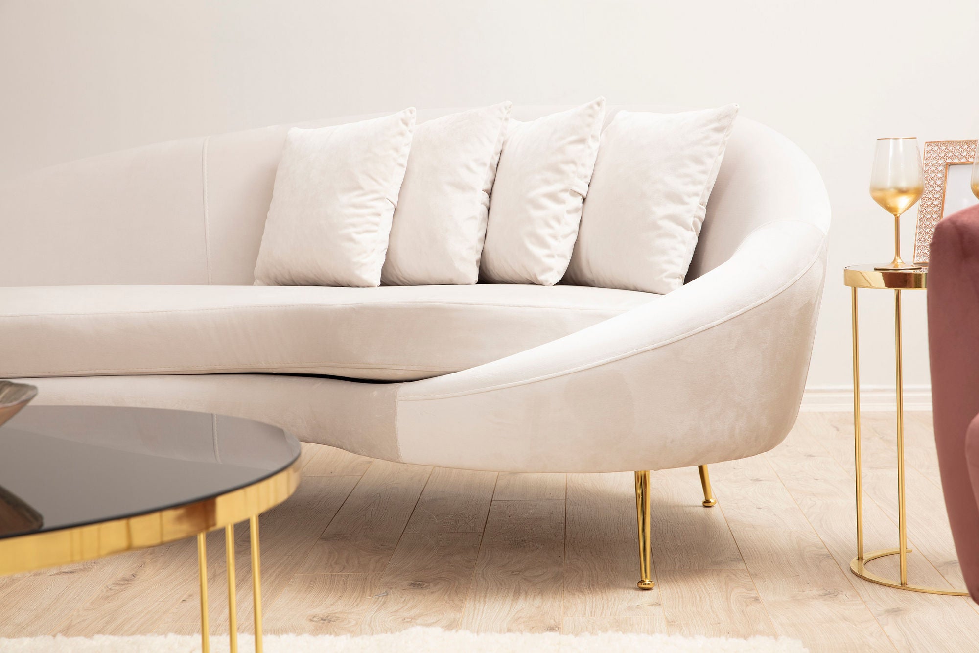 Sofá elegante de 3 lugares, bege, 255 x 120 x 85 cm | Estrutura de madeira de faia, 100% poliéster, pernas de metal dourado | Almofadas macias de espuma e penas, 2 travesseiros incluídos