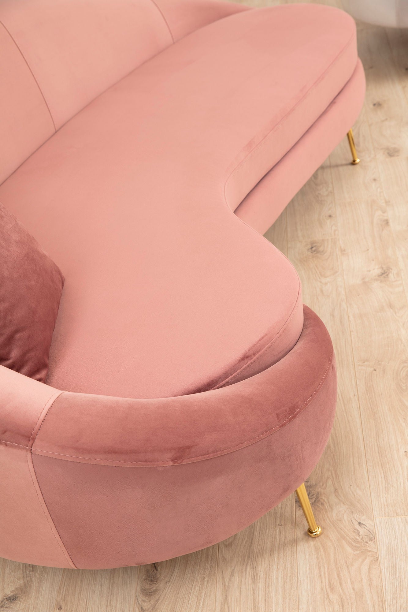 Sofá elegante de 3 lugares em rosa, estrutura de madeira de faia e aglomerado, 255 x 120 x 85 cm | Almofadas de espuma e penas cinza suave, pernas de metal dourado, tecido lavável a seco