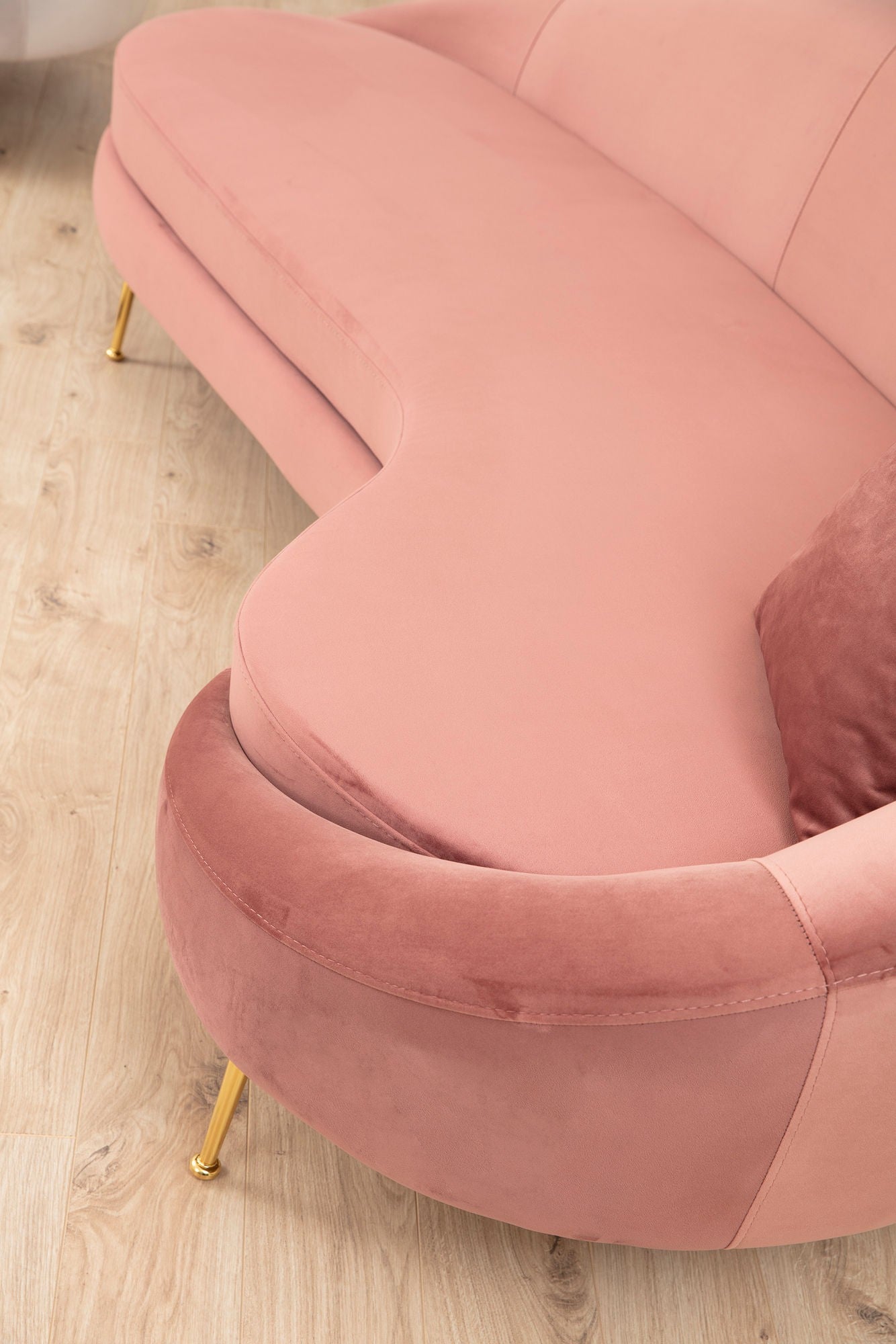 Sofá elegante de 3 lugares, rosa, 255 cm | Estrutura em madeira de faia e aglomerado, 100% poliéster, pernas em metal dourado | Almofadas macias de espuma e penas, 2 travesseiros incluídos