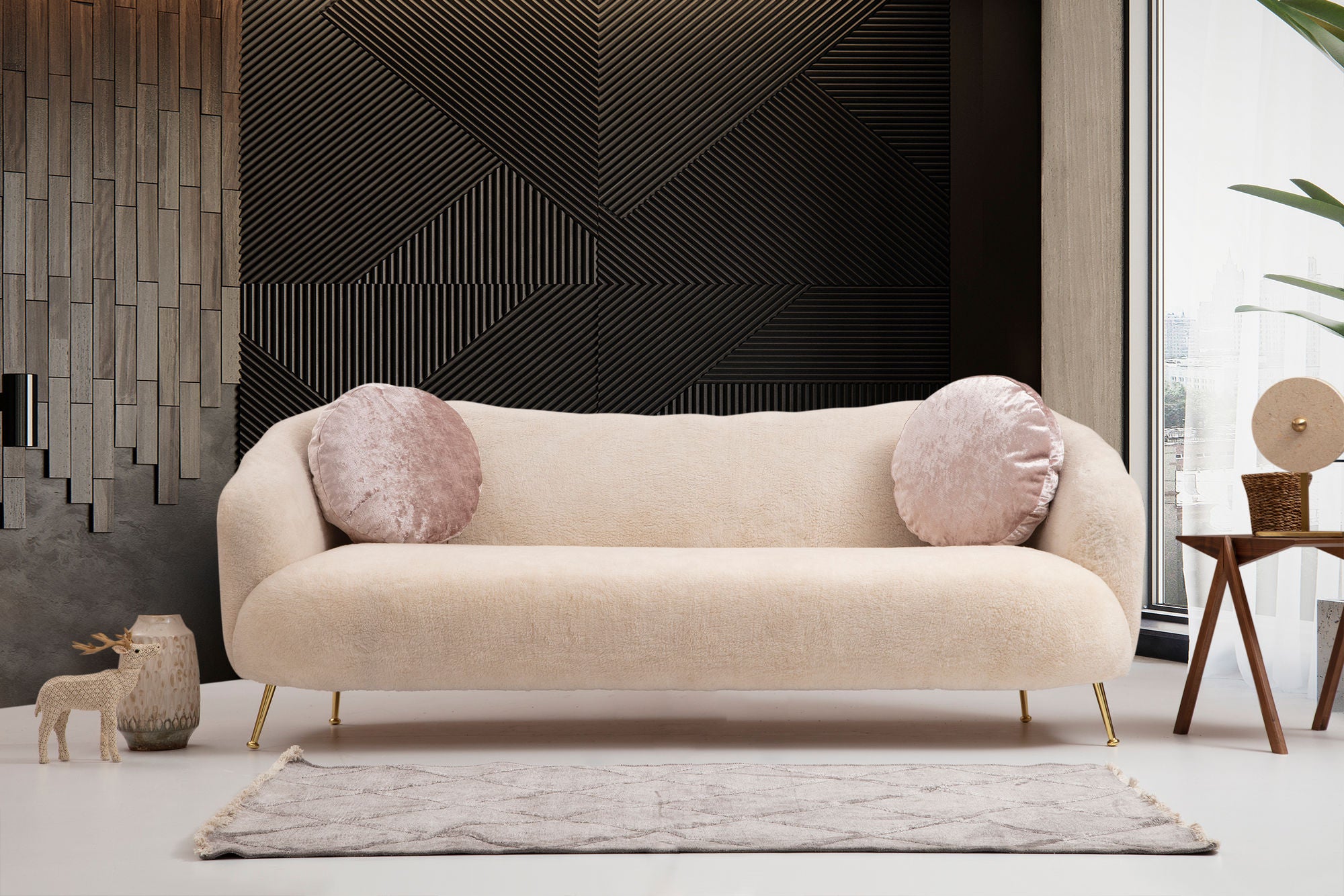 Sofá elegante de 3 lugares, bege, 215 x 90 x 80 cm | Estrutura em madeira de faia, 100% poliéster, pernas em metal dourado | Almofadas macias de espuma e penas, perfeito para decoração glamorosa e escandinava