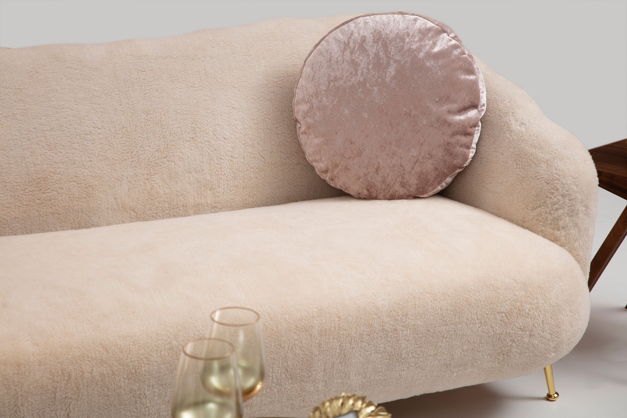 Sofá elegante de 3 lugares, bege, 215 x 90 x 80 cm | Estrutura em madeira de faia, 100% poliéster, pernas em metal dourado | Almofadas macias de espuma e penas, perfeito para decoração glamorosa e escandinava