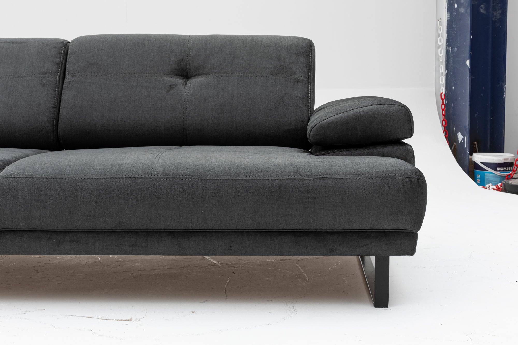 Sofá-cama elegante de 3 lugares, antracite, 239 x 99 x 83 cm | Estrutura em madeira de faia e aglomerado, 100% poliéster, encosto ajustável, design industrial moderno