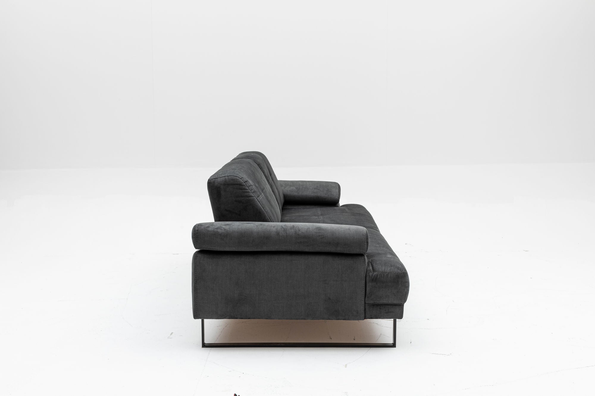 Sofá-cama elegante de 3 lugares, antracite, 239 x 99 x 83 cm | Estrutura em madeira de faia e aglomerado, 100% poliéster, encosto ajustável, design industrial moderno