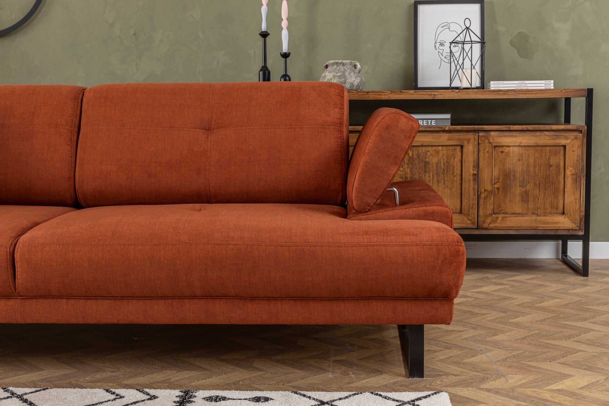 Sofá-cama elegante de 3 lugares, laranja, 239 cm | Estrutura em madeira de faia e aglomerado, encosto ajustável, espuma macia, pernas de metal preto fosco | Perfeito para espaços modernos