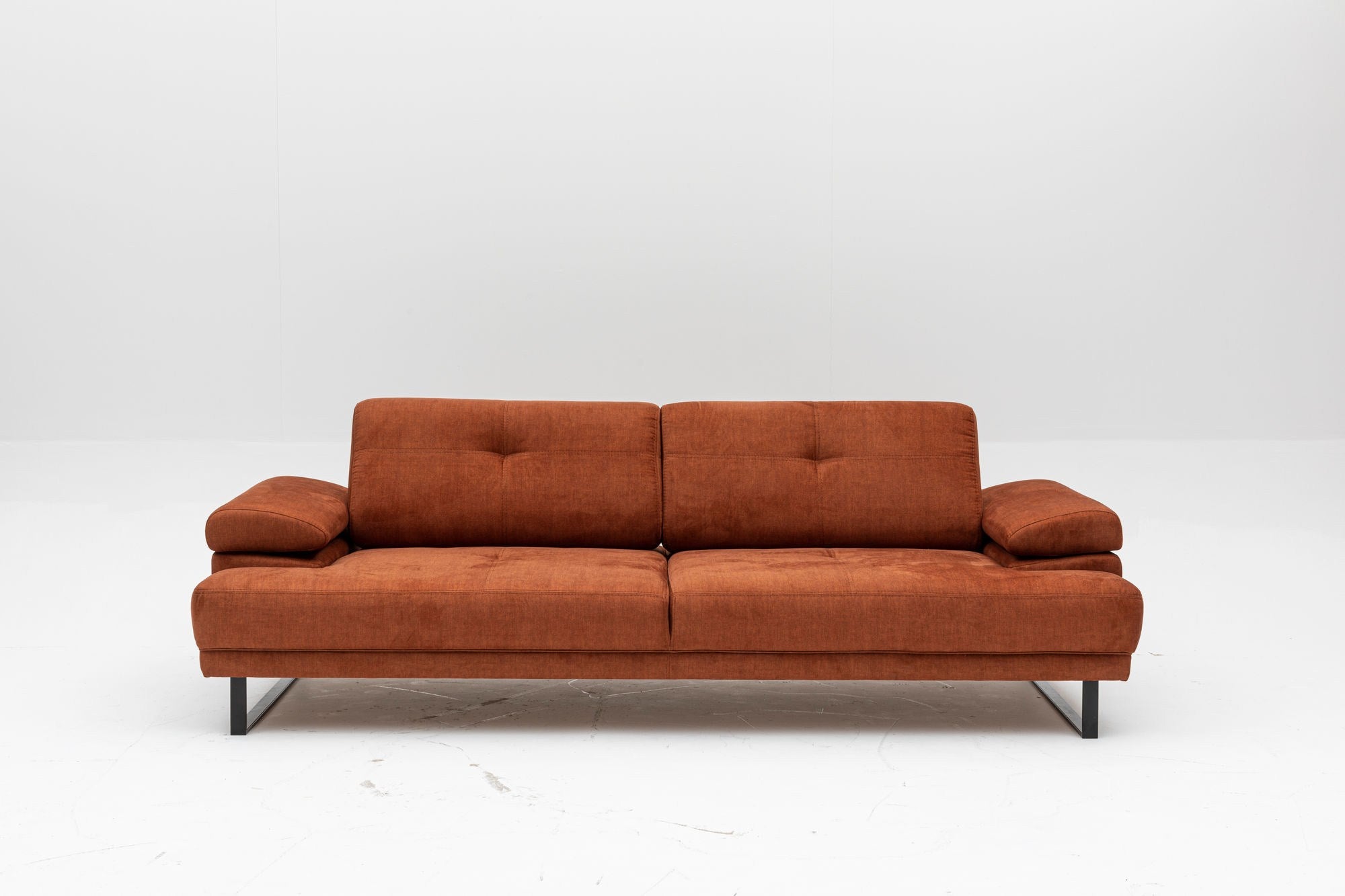 Sofá-cama elegante de 3 lugares, laranja, 239 cm | Estrutura em madeira de faia e aglomerado, encosto ajustável, espuma macia, pernas de metal preto fosco | Perfeito para espaços modernos