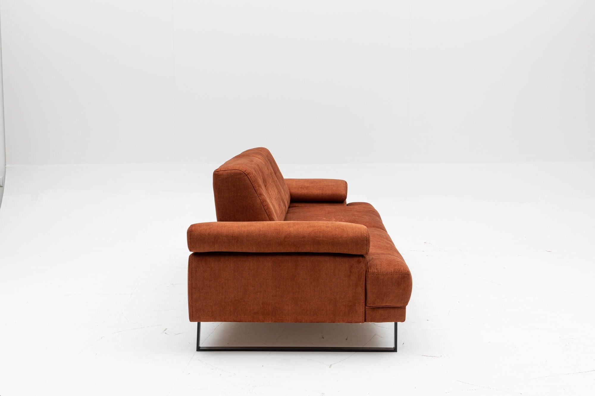 Sofá-cama elegante de 3 lugares, laranja, 239 cm | Estrutura em madeira de faia e aglomerado, encosto ajustável, espuma macia, pernas de metal preto fosco | Perfeito para espaços modernos