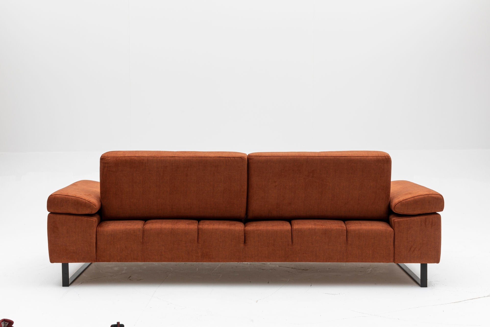 Sofá-cama elegante de 3 lugares, laranja, 239 cm | Estrutura em madeira de faia e aglomerado, encosto ajustável, espuma macia, pernas de metal preto fosco | Perfeito para espaços modernos