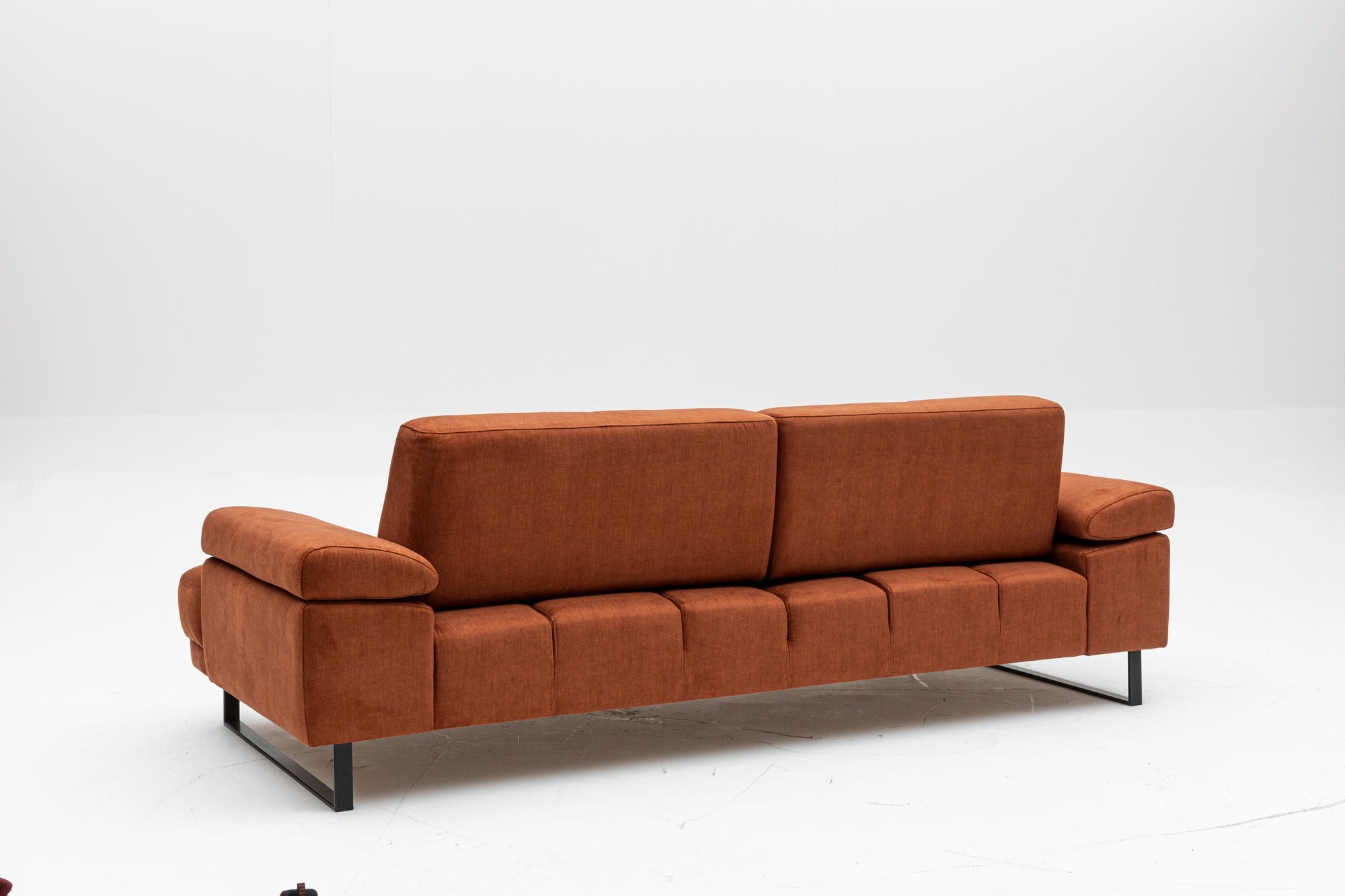 Sofá-cama elegante de 3 lugares, laranja, 239 cm | Estrutura em madeira de faia e aglomerado, encosto ajustável, espuma macia, pernas de metal preto fosco | Perfeito para espaços modernos