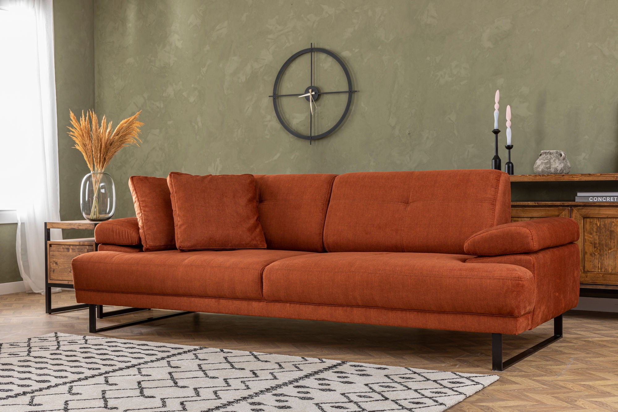 Sofá-cama elegante de 3 lugares, laranja, 239 cm | Estrutura em madeira de faia e aglomerado, encosto ajustável, espuma macia, pernas de metal preto fosco | Perfeito para espaços modernos