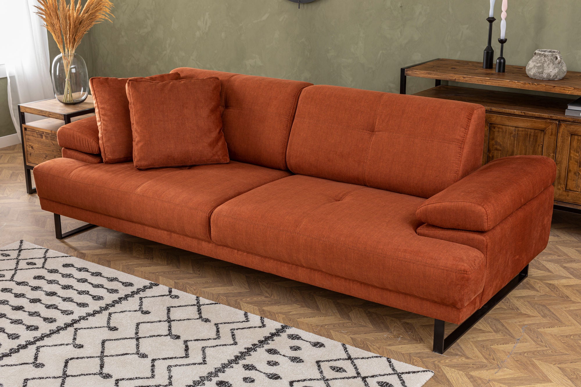 Sofá-cama elegante de 3 lugares, laranja, 239 cm | Estrutura em madeira de faia e aglomerado, encosto ajustável, espuma macia, pernas de metal preto fosco | Perfeito para espaços modernos