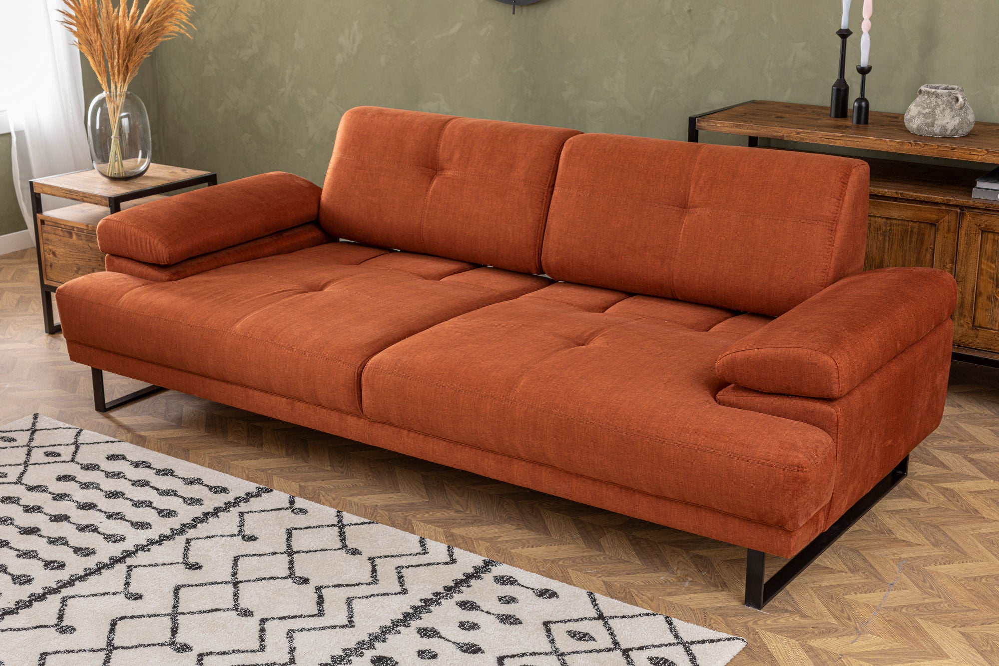 Sofá-cama elegante de 3 lugares, laranja, 239 cm | Estrutura em madeira de faia e aglomerado, encosto ajustável, espuma macia, pernas de metal preto fosco | Perfeito para espaços modernos