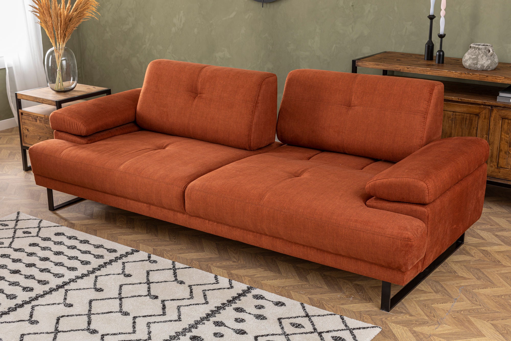 Sofá-cama elegante de 3 lugares, laranja, 239 cm | Estrutura em madeira de faia e aglomerado, encosto ajustável, espuma macia, pernas de metal preto fosco | Perfeito para espaços modernos