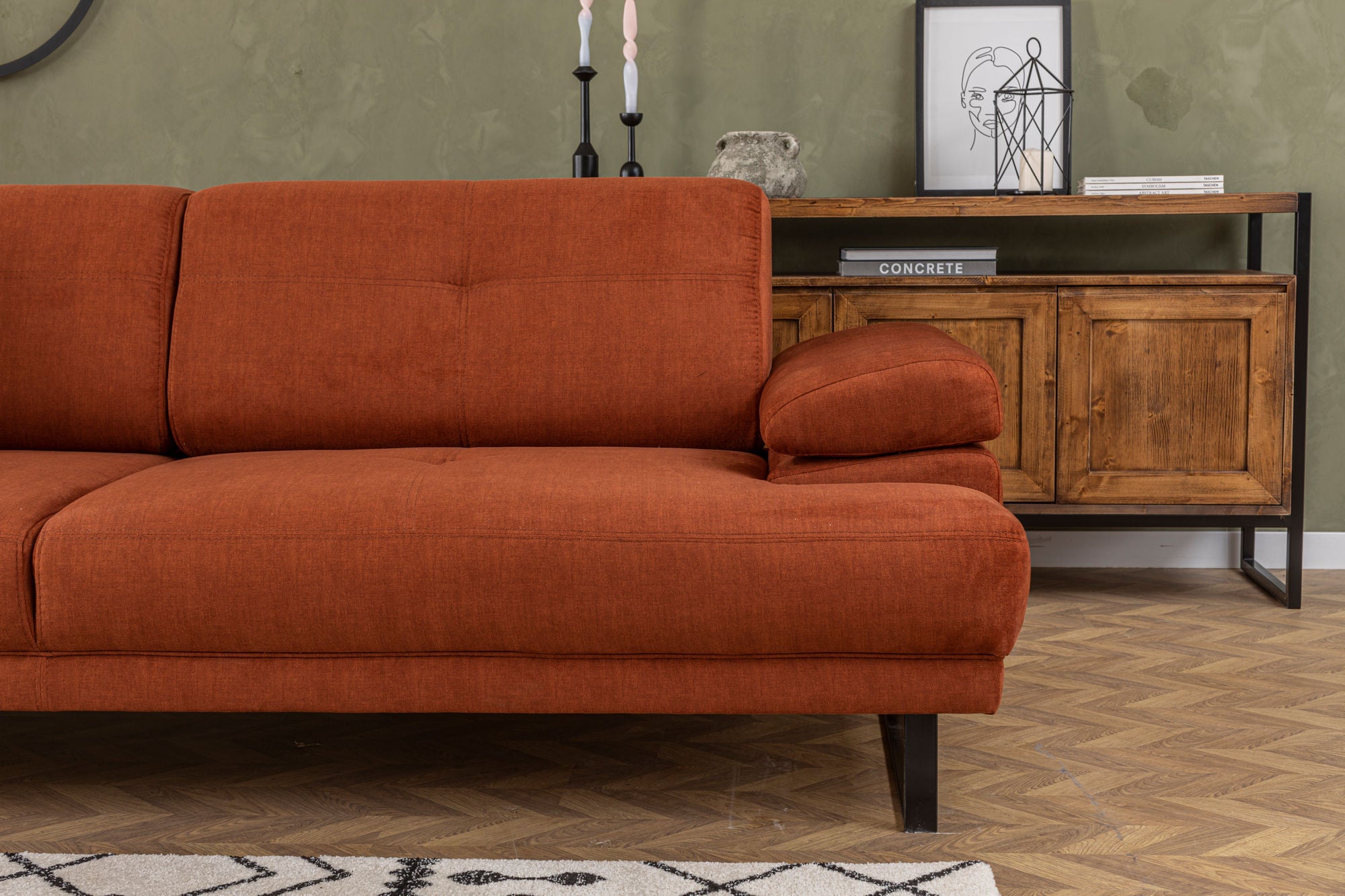 Sofá-cama elegante de 3 lugares, laranja, 239 cm | Estrutura em madeira de faia e aglomerado, encosto ajustável, espuma macia, pernas de metal preto fosco | Perfeito para espaços modernos
