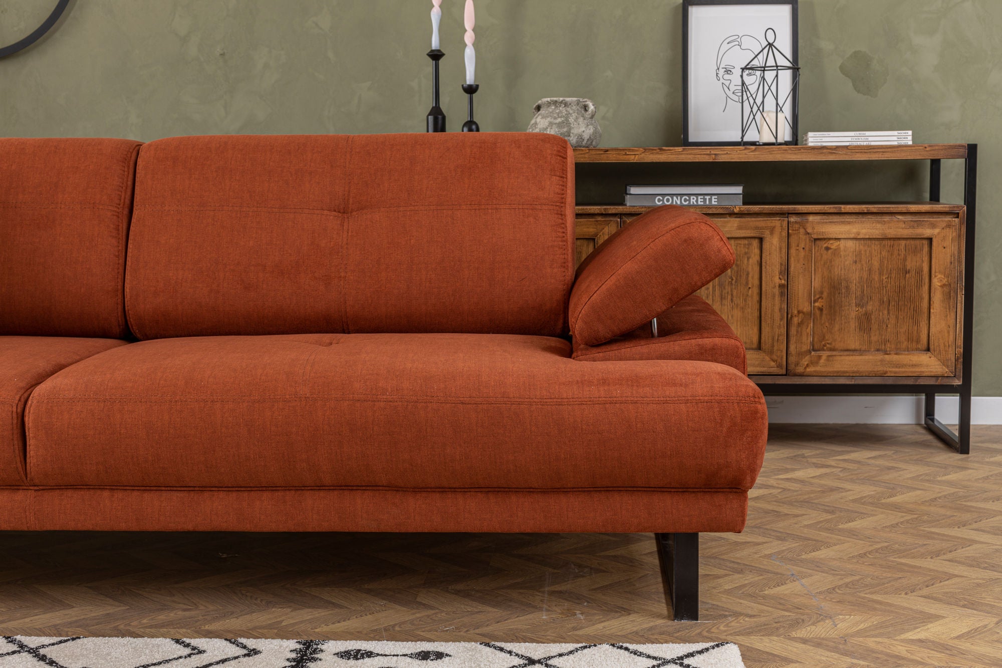 Sofá-cama elegante de 3 lugares, laranja, 239 cm | Estrutura em madeira de faia e aglomerado, encosto ajustável, espuma macia, pernas de metal preto fosco | Perfeito para espaços modernos