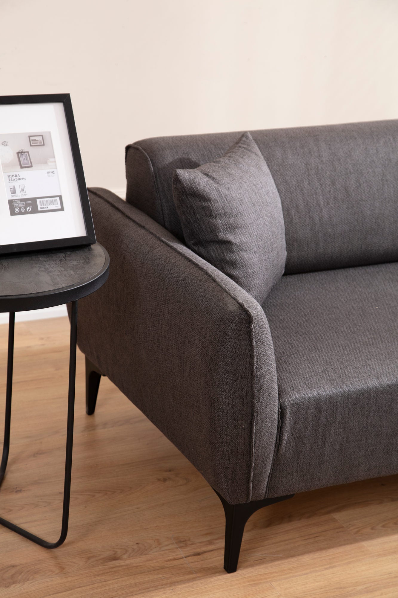 Sofá elegante de 3 lugares, cinza escuro, 220 cm | Estrutura em madeira de faia e aglomerado, 100% poliéster, encosto giratório, inclui 2 almofadas | Design industrial moderno