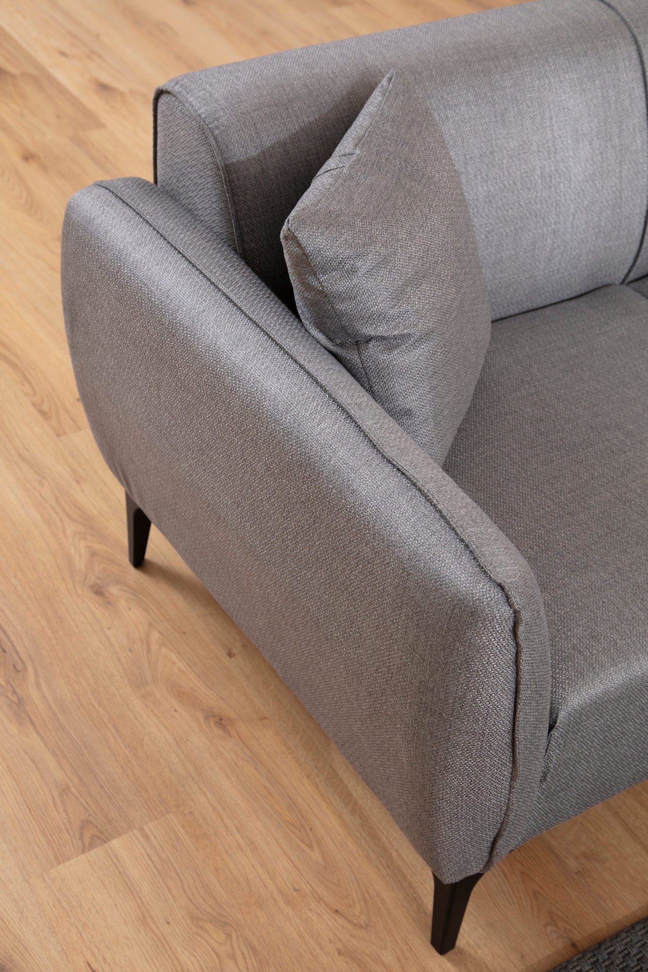 Sofá elegante de 3 lugares, cinza, 220 cm | Estrutura em madeira de faia e aglomerado, tecido 100% poliéster | Encosto giratório, 2 almofadas incluídas, design industrial moderno