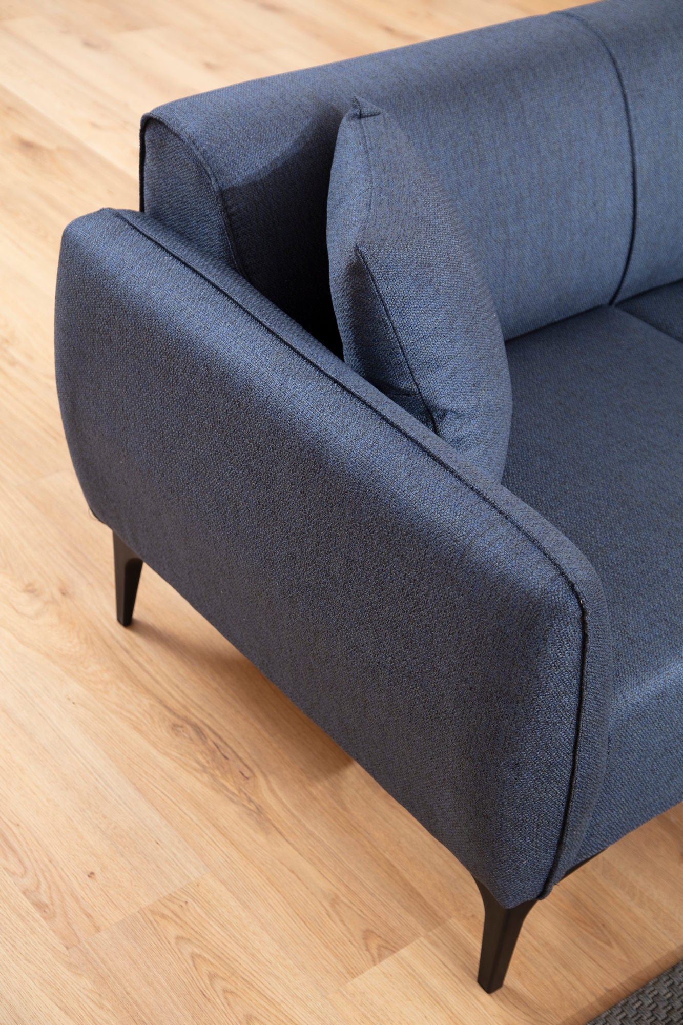 Sofá elegante de 3 lugares, azul, 220 cm | Estrutura em madeira de faia e aglomerado, 100% poliéster, encosto giratório, inclui 2 almofadas | Perfeito para espaços modernos