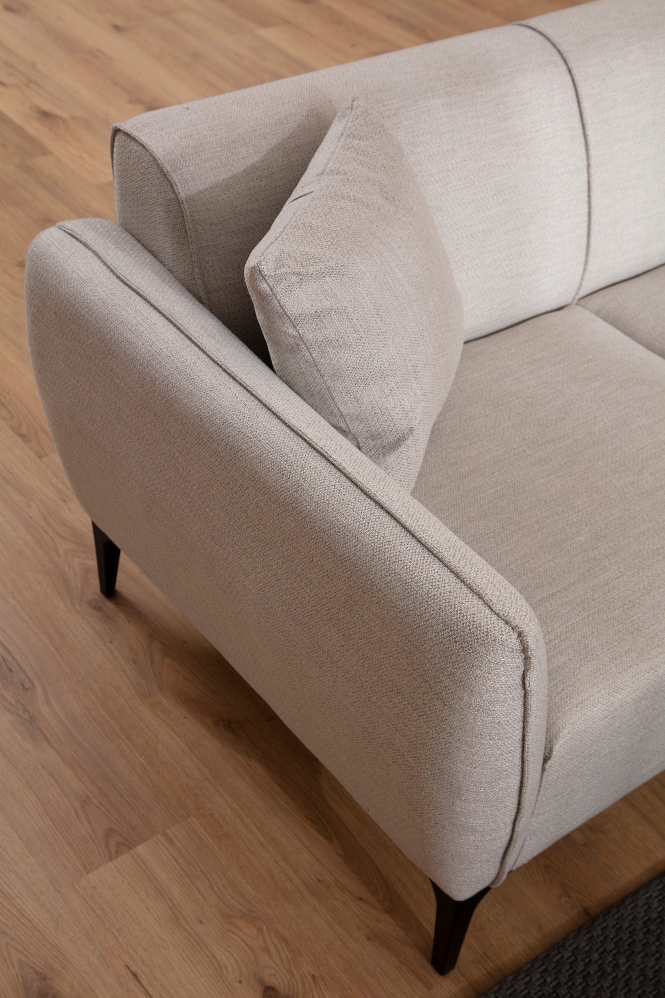 Sofá elegante de 3 lugares, branco-sujo, 220 cm | Estrutura em madeira de faia e aglomerado, 100% poliéster, encosto giratório, inclui 2 almofadas | Design escandinavo moderno