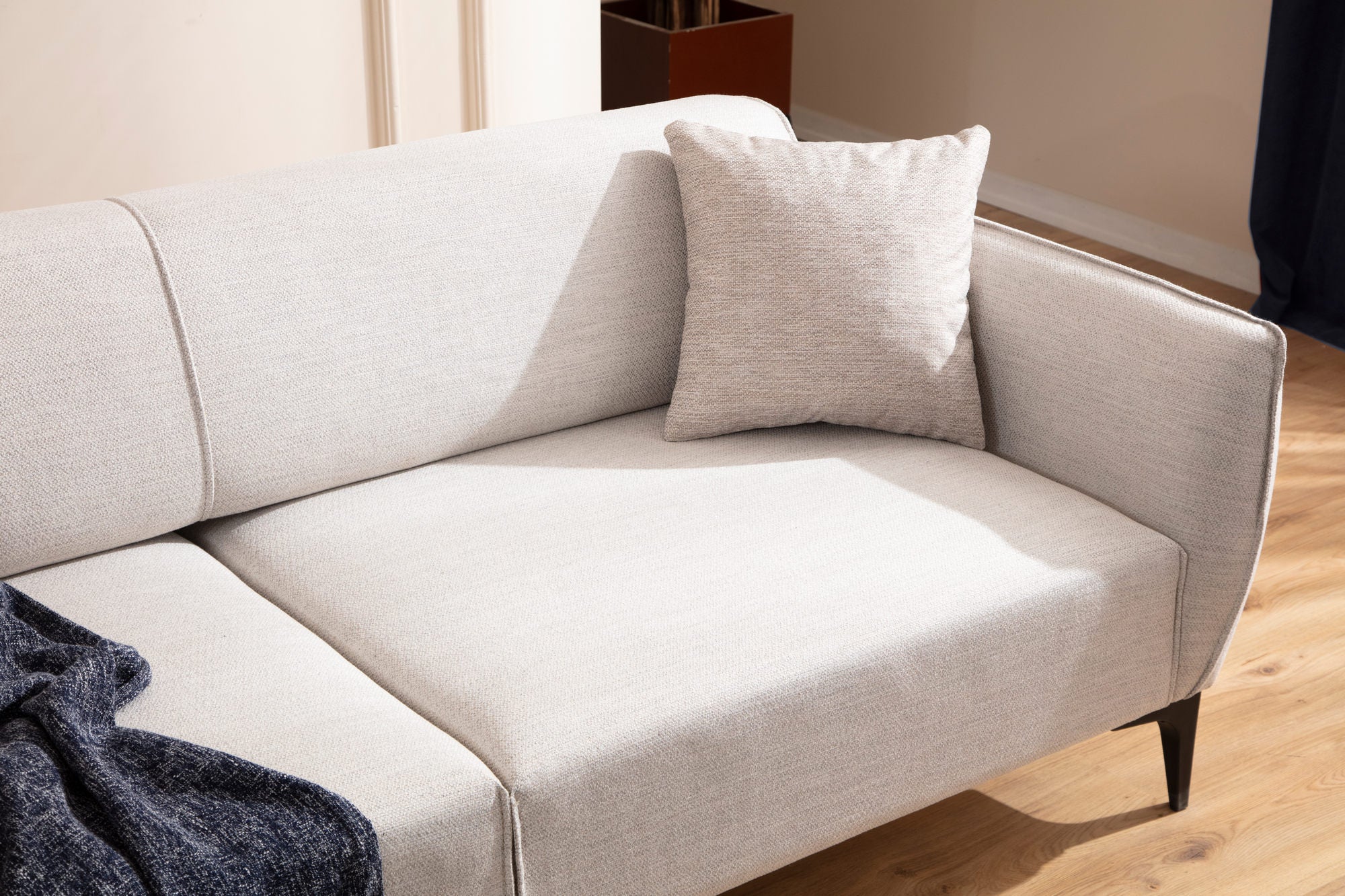 Sofá elegante de 3 lugares, branco-sujo, 220 cm | Estrutura em madeira de faia e aglomerado, 100% poliéster, encosto giratório, inclui 2 almofadas | Design escandinavo moderno