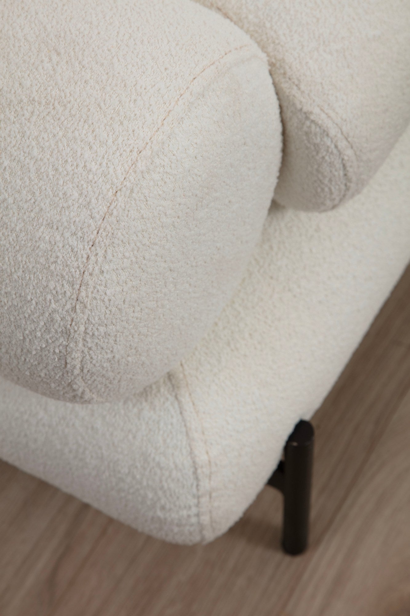 Sofá elegante de 3 lugares, branco, 230 cm | Estrutura em madeira de faia e aglomerado, tecido 100% poliéster | Encosto em espuma cinza macia e silicone, inclui 2 almofadas