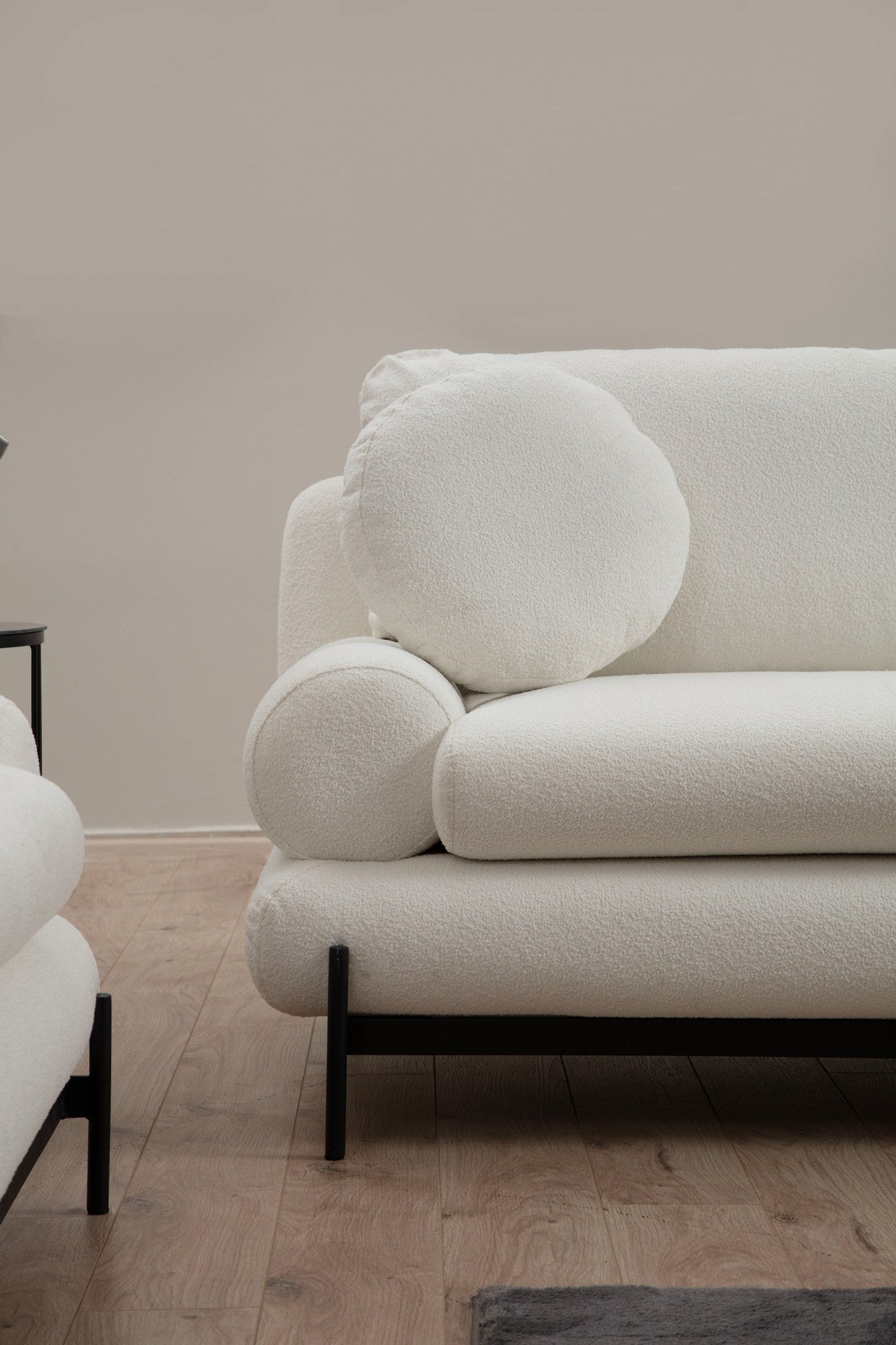 Sofá elegante de 3 lugares, branco, 230 cm | Estrutura em madeira de faia e aglomerado, tecido 100% poliéster | Encosto em espuma cinza macia e silicone, inclui 2 almofadas