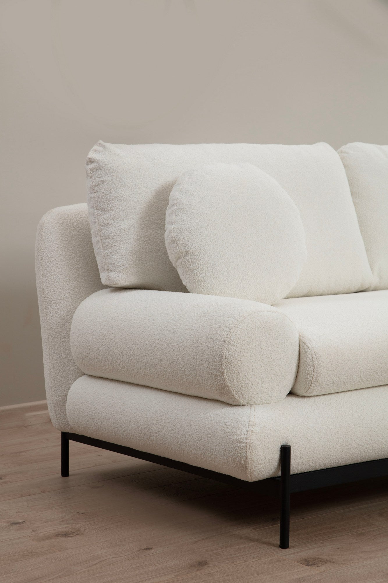 Sofá elegante de 3 lugares, branco, 230 cm | Estrutura em madeira de faia e aglomerado, tecido 100% poliéster | Encosto em espuma cinza macia e silicone, inclui 2 almofadas
