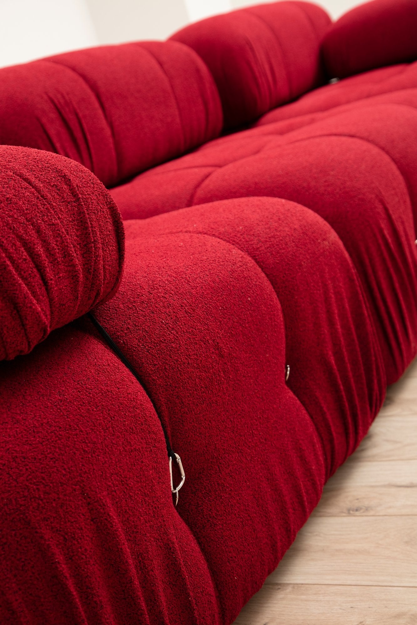 Sofá elegante de 1 lugar, vermelho, 95 x 95 x 75 cm | Estrutura em madeira de faia e aglomerado, 100% poliéster, encosto e braço removíveis | Perfeito para espaços modernos