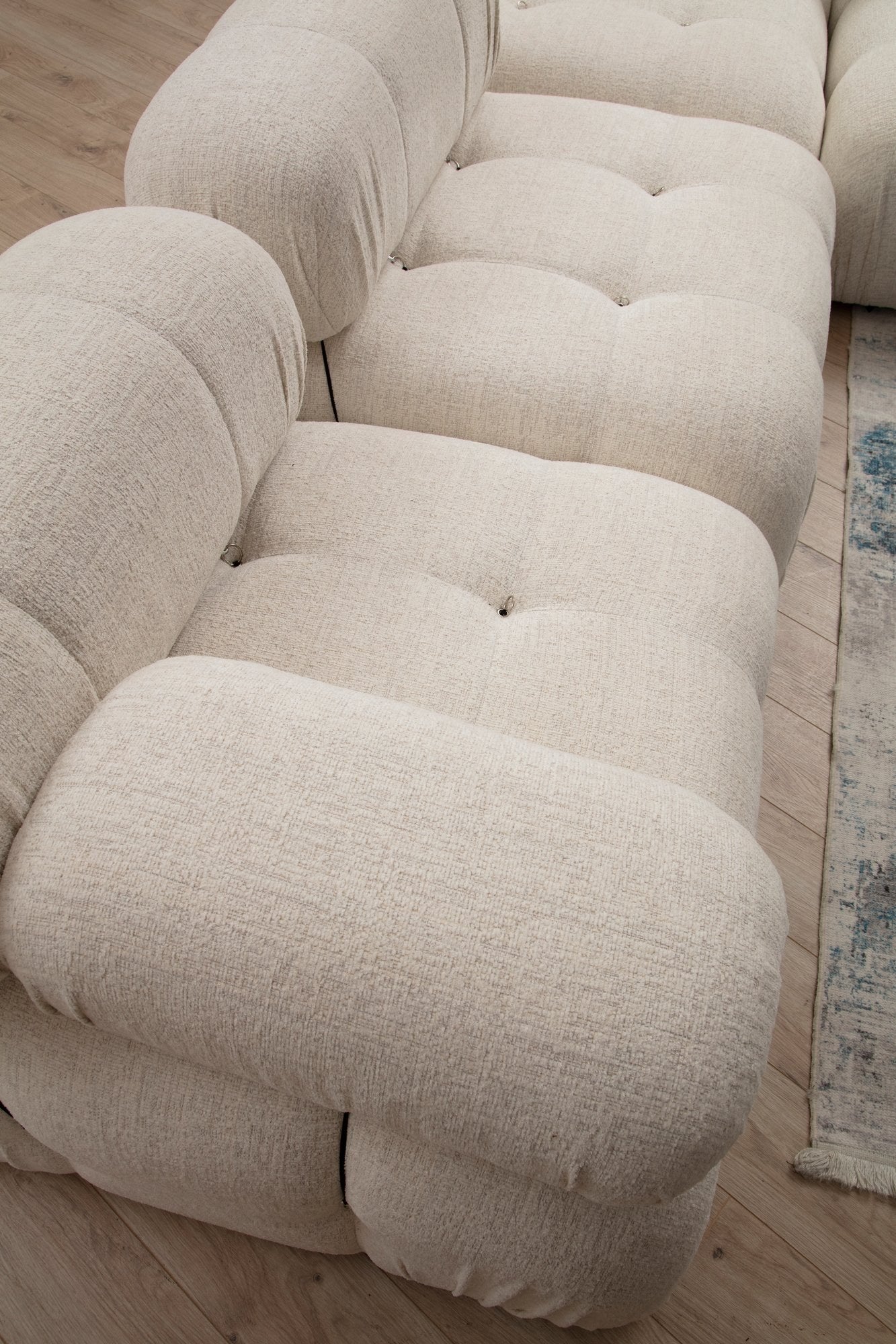 Sofá elegante de 1 lugar, cor creme, 95x95x75 cm | Estrutura em madeira de faia e aglomerado, 100% poliéster, encosto e braço removíveis | Perfeito para decoração escandinava e hoteleira