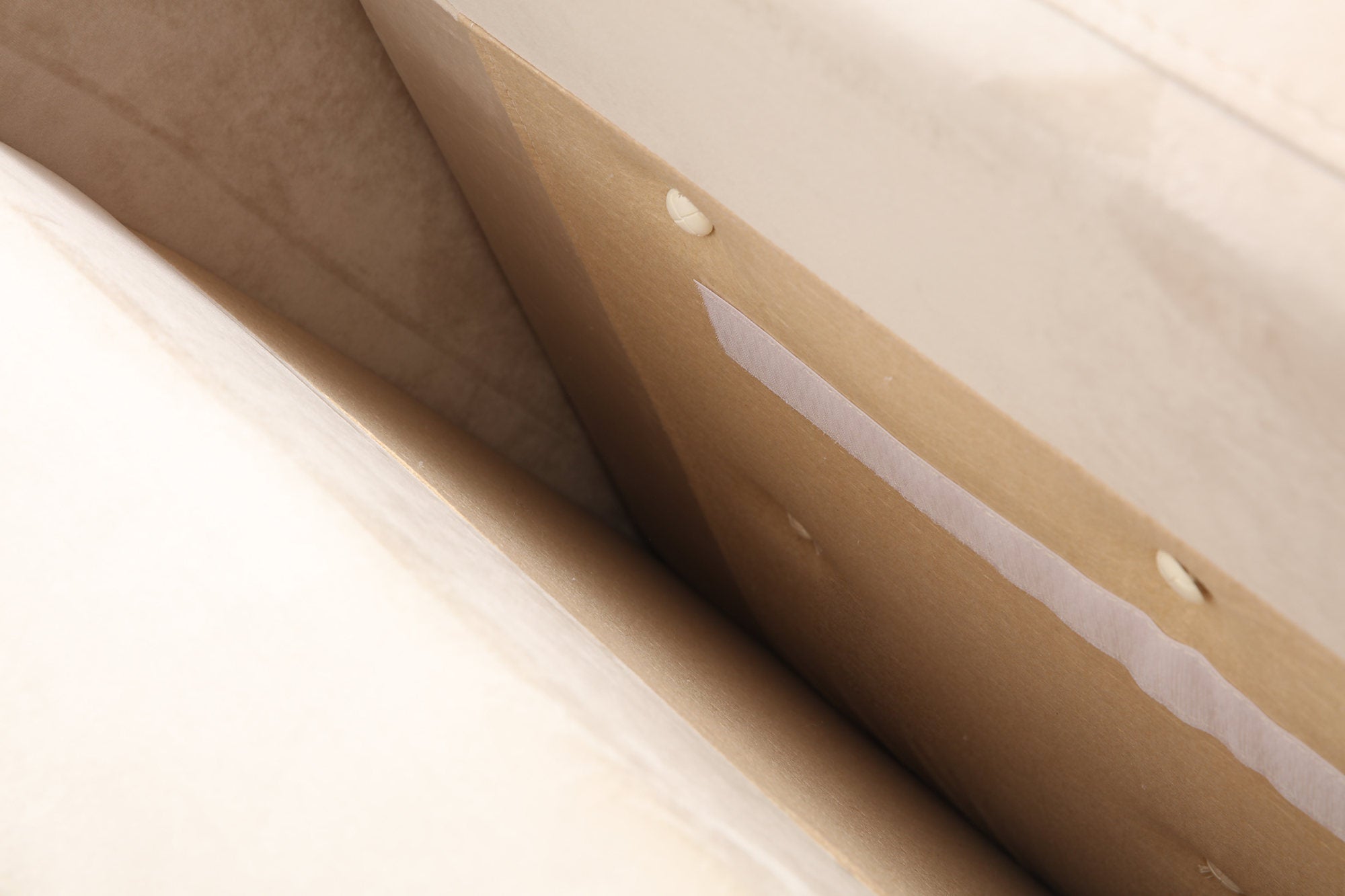Sofá elegante de 2 lugares, bege, 175 x 90 x 70 cm | Estrutura em madeira de faia e aglomerado, 100% poliéster, inclui 2 almofadas | Design escandinavo para uma vida moderna