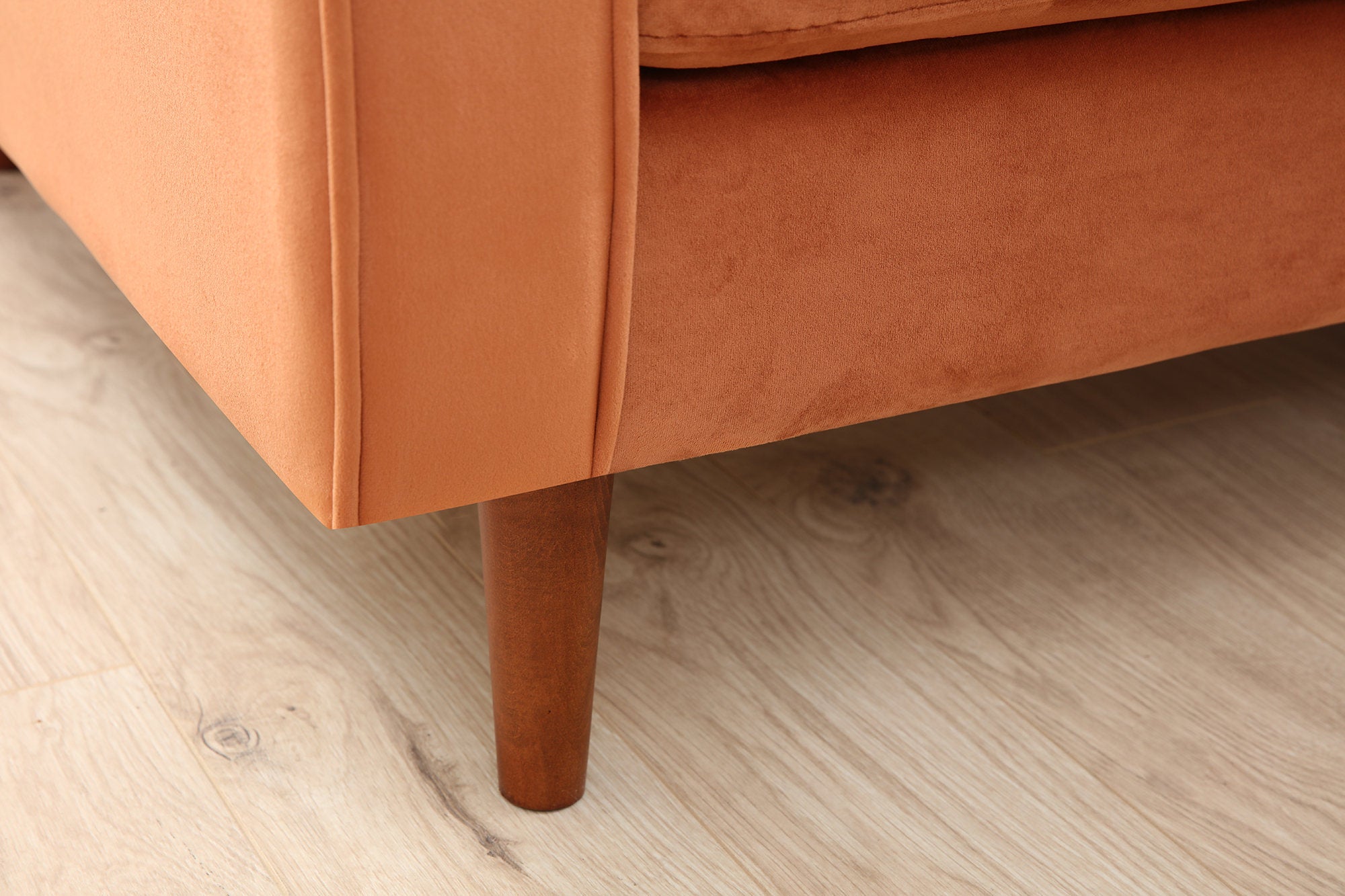 Sofá elegante de 2 lugares, laranja, 175 x 90 x 70 cm | Estrutura em madeira de faia e aglomerado, 100% poliéster, inclui 2 almofadas | Perfeito para espaços modernos