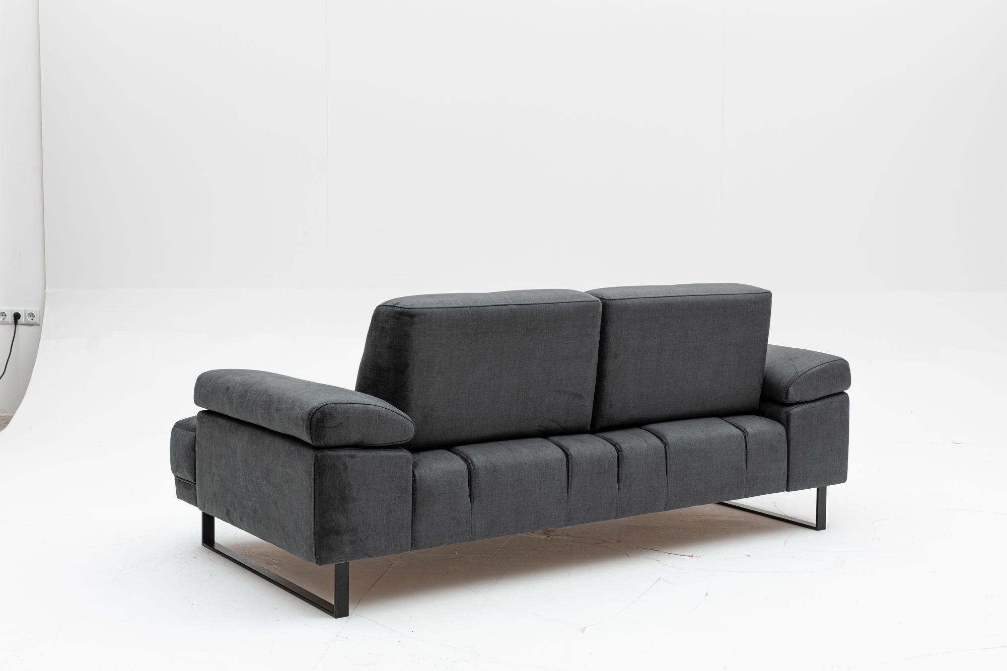Sofá-cama elegante de 2 lugares, antracite, 199 x 99 x 83 cm | Estrutura em madeira de faia e aglomerado, 100% poliéster, encosto ajustável, design industrial moderno
