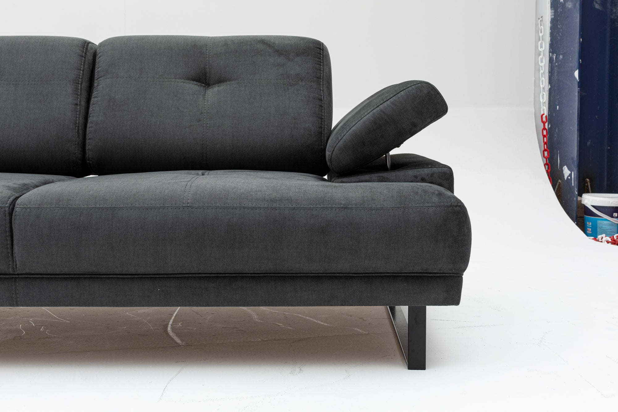 Sofá-cama elegante de 2 lugares, antracite, 199 x 99 x 83 cm | Estrutura em madeira de faia e aglomerado, 100% poliéster, encosto ajustável, design industrial moderno