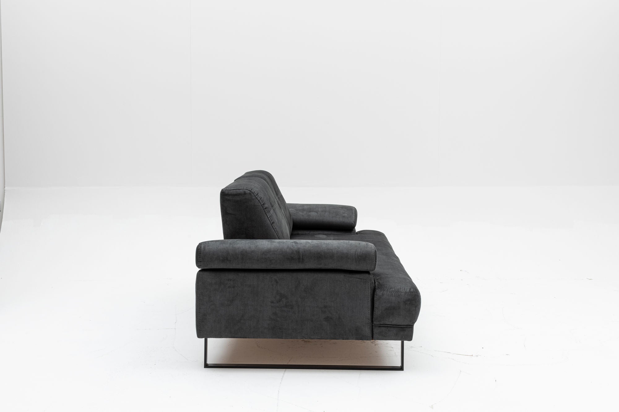 Sofá-cama elegante de 2 lugares, antracite, 199 x 99 x 83 cm | Estrutura em madeira de faia e aglomerado, 100% poliéster, encosto ajustável, design industrial moderno