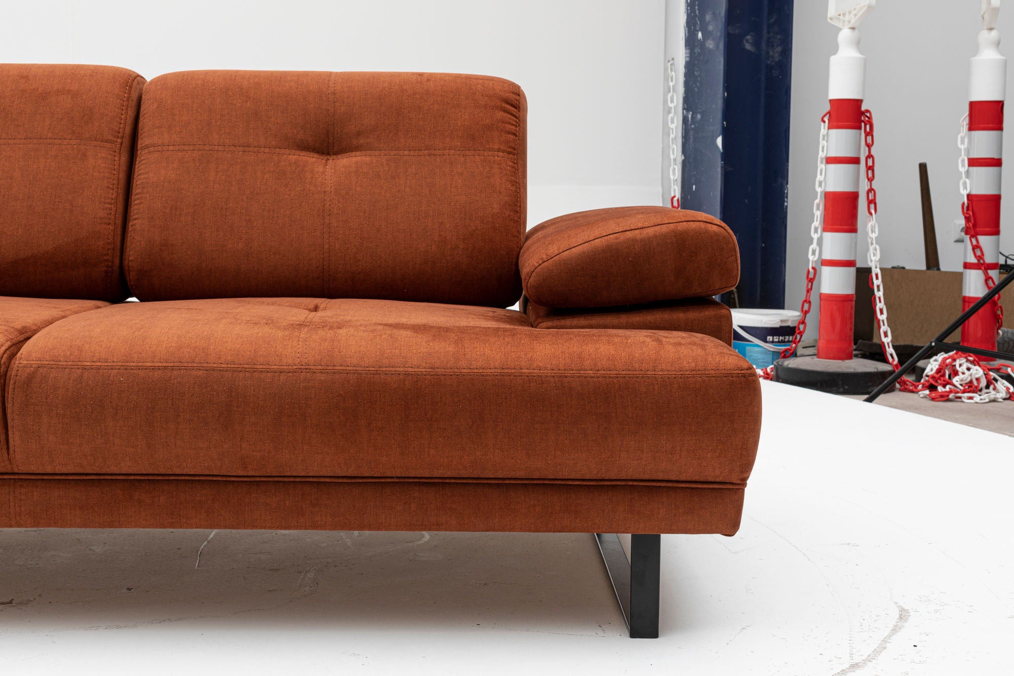 Sofá-cama elegante de 2 lugares, laranja, 199 x 99 x 83 cm | Estrutura em madeira de faia e aglomerado, braço ajustável, encosto móvel | Design industrial moderno