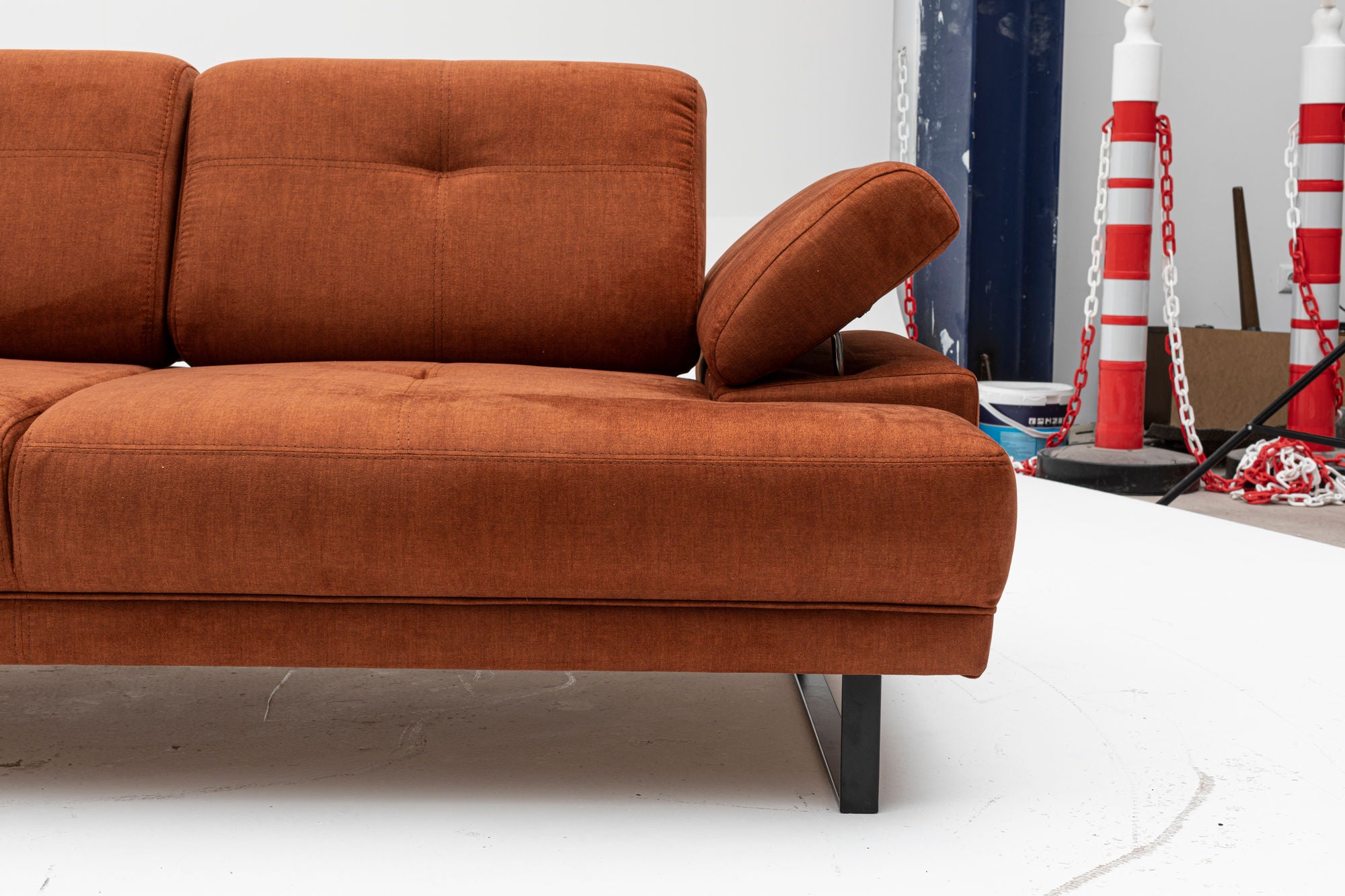 Sofá-cama elegante de 2 lugares, laranja, 199 x 99 x 83 cm | Estrutura em madeira de faia e aglomerado, braço ajustável, encosto móvel | Design industrial moderno