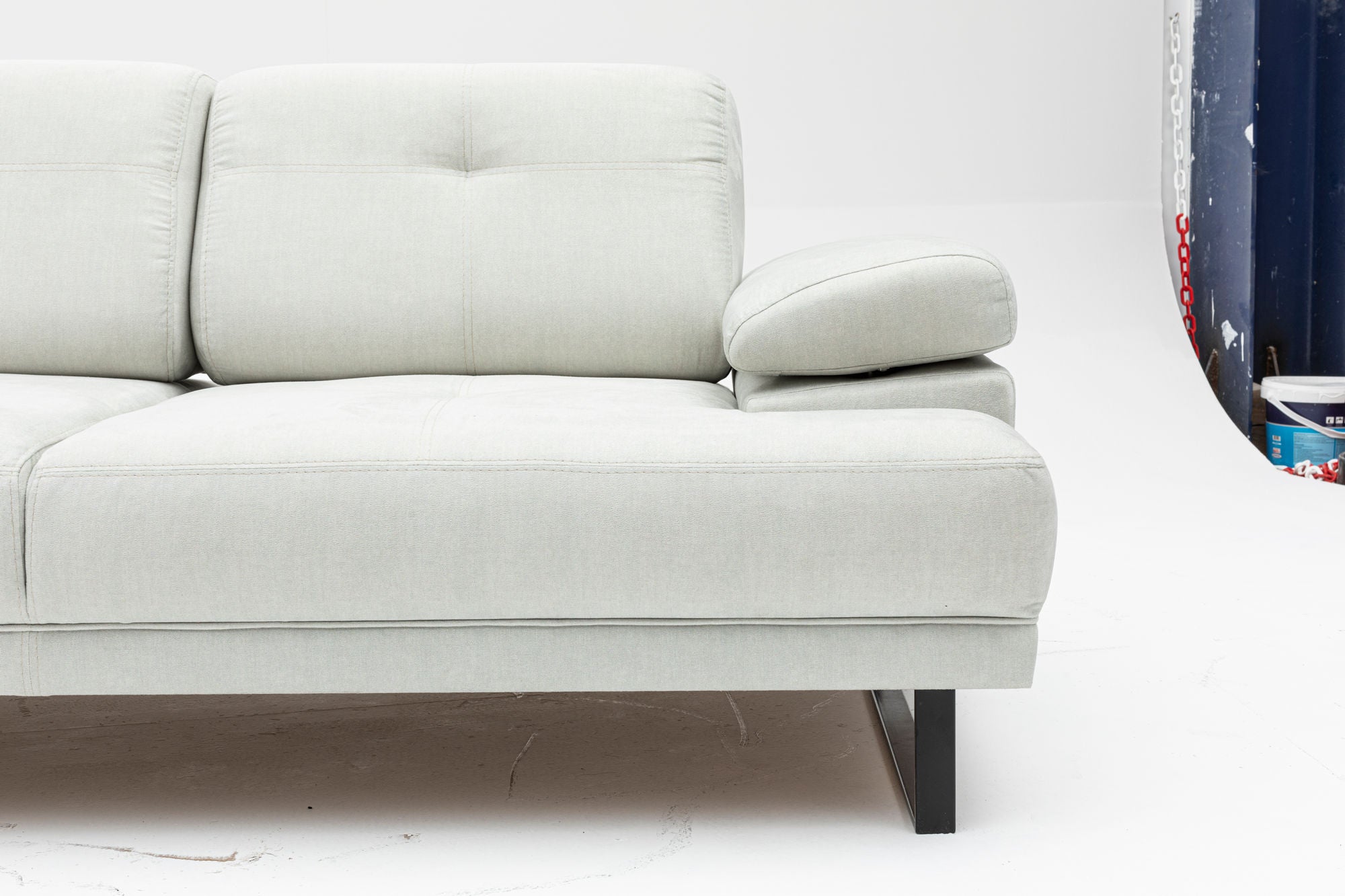 Sofá-cama elegante de 2 lugares, branco, 199 x 99 x 83 cm | Estrutura em madeira de faia e aglomerado, 100% poliéster, encosto ajustável, design industrial moderno